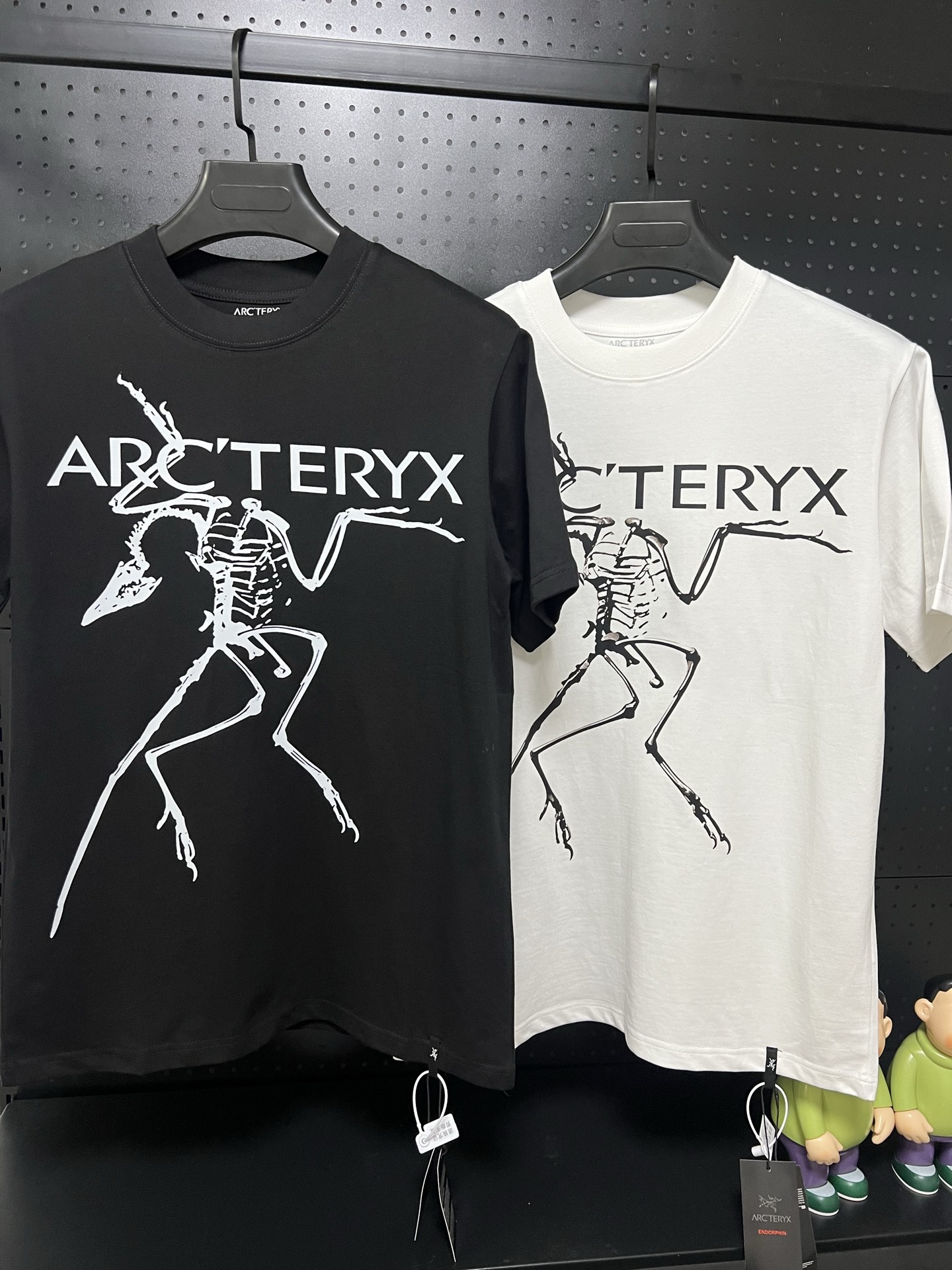 💰75 💥高版本💥     
Arc'Teryx/始祖鸟夏季新款280克高克重纯棉印花T恤
始祖鸟字母LOGO印花，高端32s双纱280克面料重磅面料，定制拉架罗纹同缸同染。包装袋，主标，洗水麦，下摆鸟标所有配件齐全。
颜色：黑色，白色