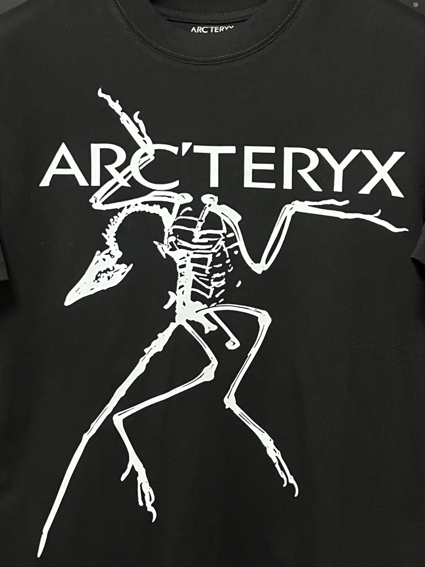 💰75 💥高版本💥     
Arc'Teryx/始祖鸟夏季新款280克高克重纯棉印花T恤
始祖鸟字母LOGO印花，高端32s双纱280克面料重磅面料，定制拉架罗纹同缸同染。包装袋，主标，洗水麦，下摆鸟标所有配件齐全。
颜色：黑色，白色