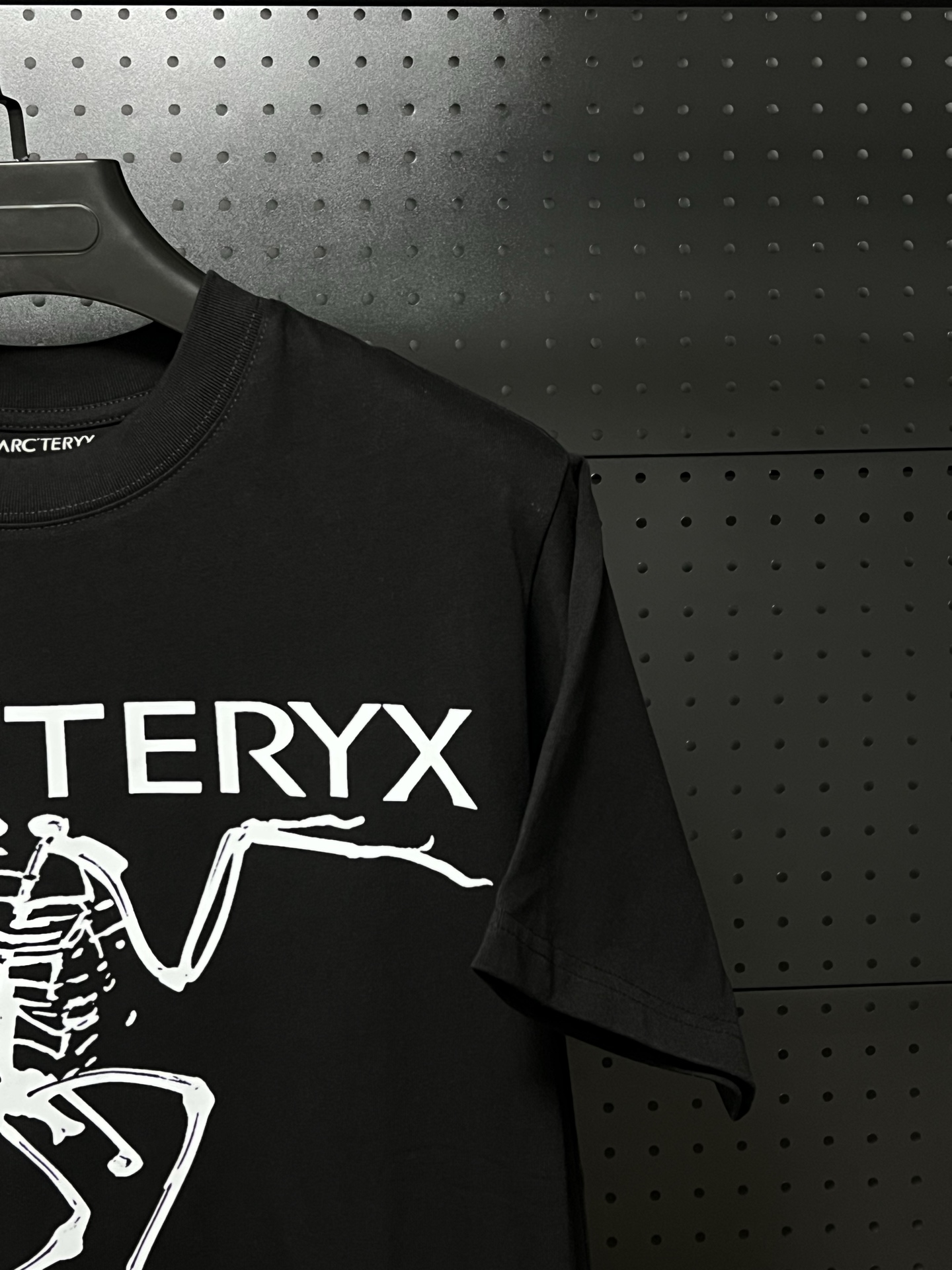 💰75 💥高版本💥     
Arc'Teryx/始祖鸟夏季新款280克高克重纯棉印花T恤
始祖鸟字母LOGO印花，高端32s双纱280克面料重磅面料，定制拉架罗纹同缸同染。包装袋，主标，洗水麦，下摆鸟标所有配件齐全。
颜色：黑色，白色