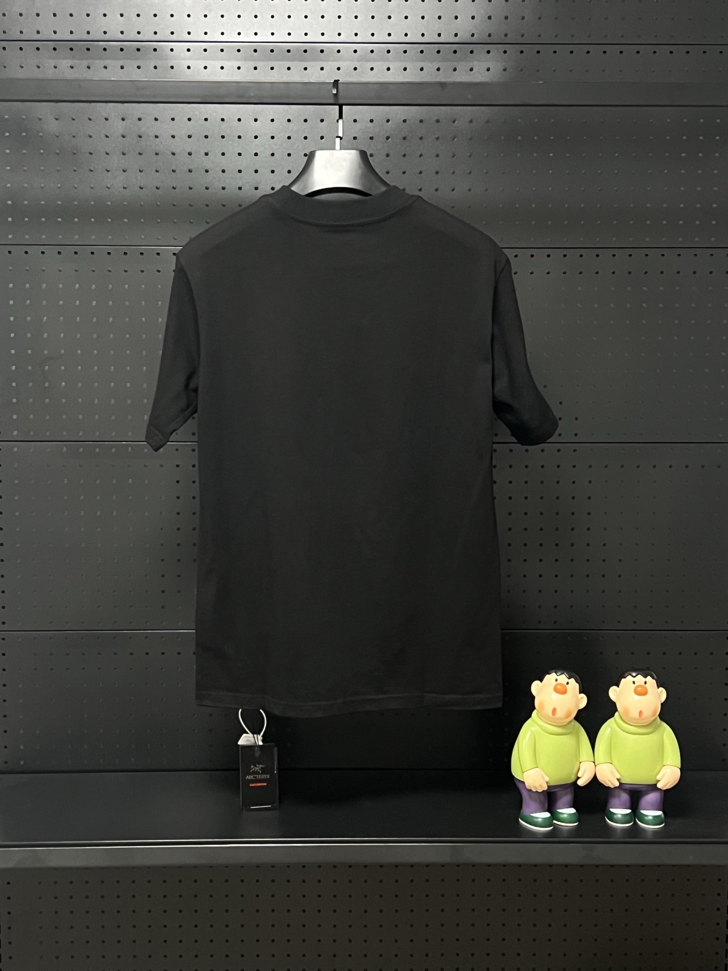 💰75 💥高版本💥     
Arc'Teryx/始祖鸟夏季新款280克高克重纯棉印花T恤
始祖鸟字母LOGO印花，高端32s双纱280克面料重磅面料，定制拉架罗纹同缸同染。包装袋，主标，洗水麦，下摆鸟标所有配件齐全。
颜色：黑色，白色