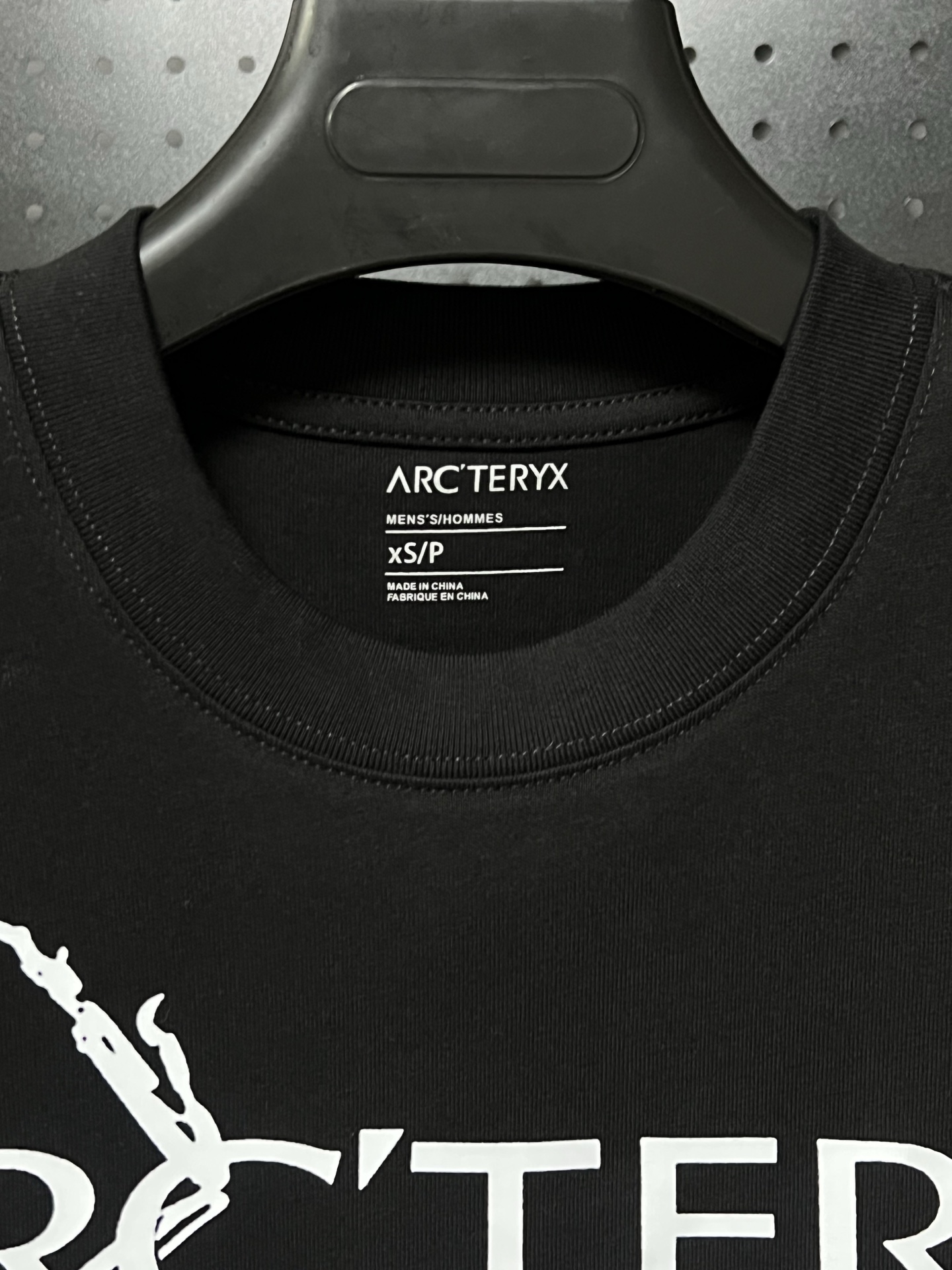 💰75 💥高版本💥     
Arc'Teryx/始祖鸟夏季新款280克高克重纯棉印花T恤
始祖鸟字母LOGO印花，高端32s双纱280克面料重磅面料，定制拉架罗纹同缸同染。包装袋，主标，洗水麦，下摆鸟标所有配件齐全。
颜色：黑色，白色