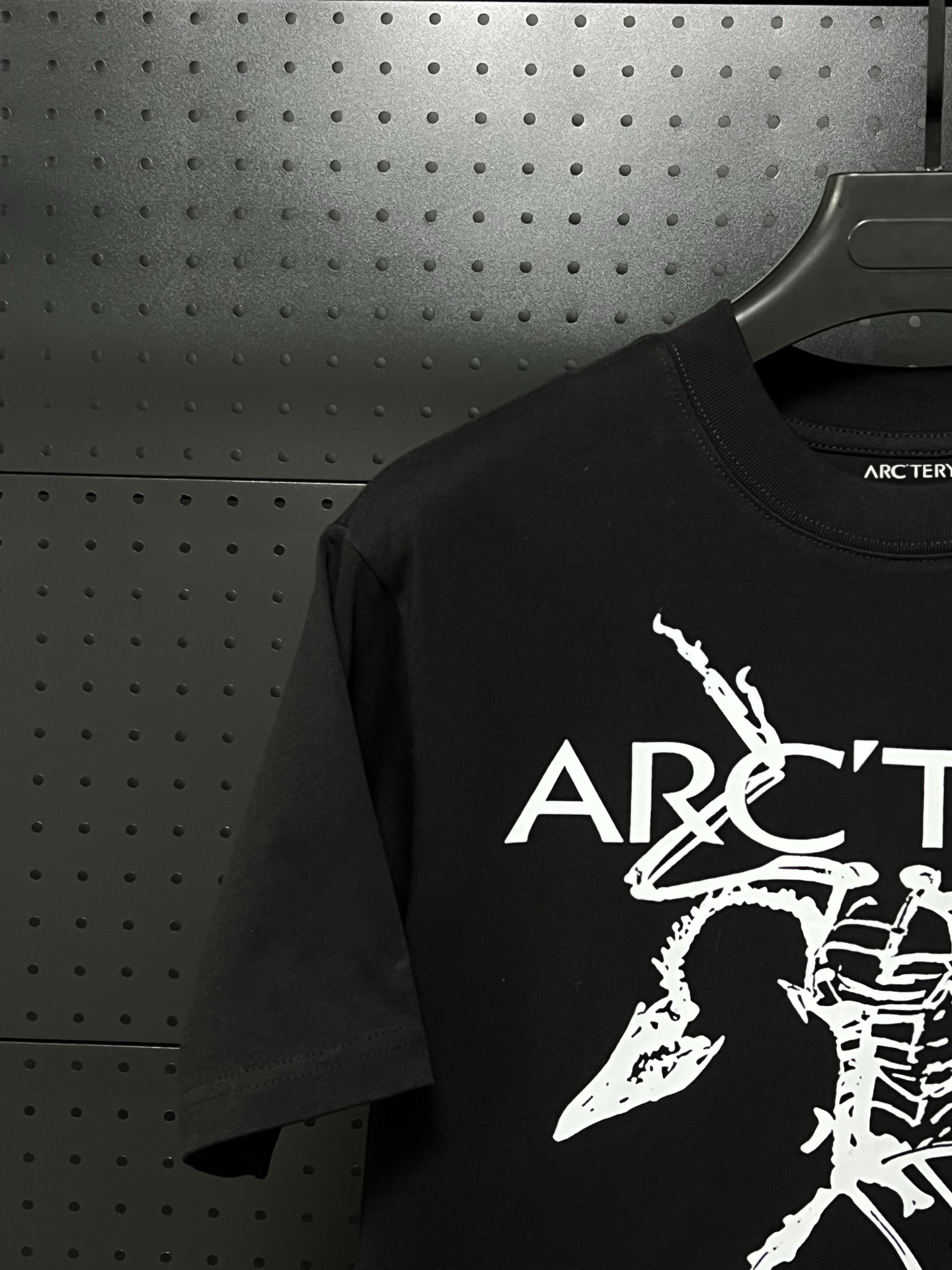 💰75 💥高版本💥     
Arc'Teryx/始祖鸟夏季新款280克高克重纯棉印花T恤
始祖鸟字母LOGO印花，高端32s双纱280克面料重磅面料，定制拉架罗纹同缸同染。包装袋，主标，洗水麦，下摆鸟标所有配件齐全。
颜色：黑色，白色