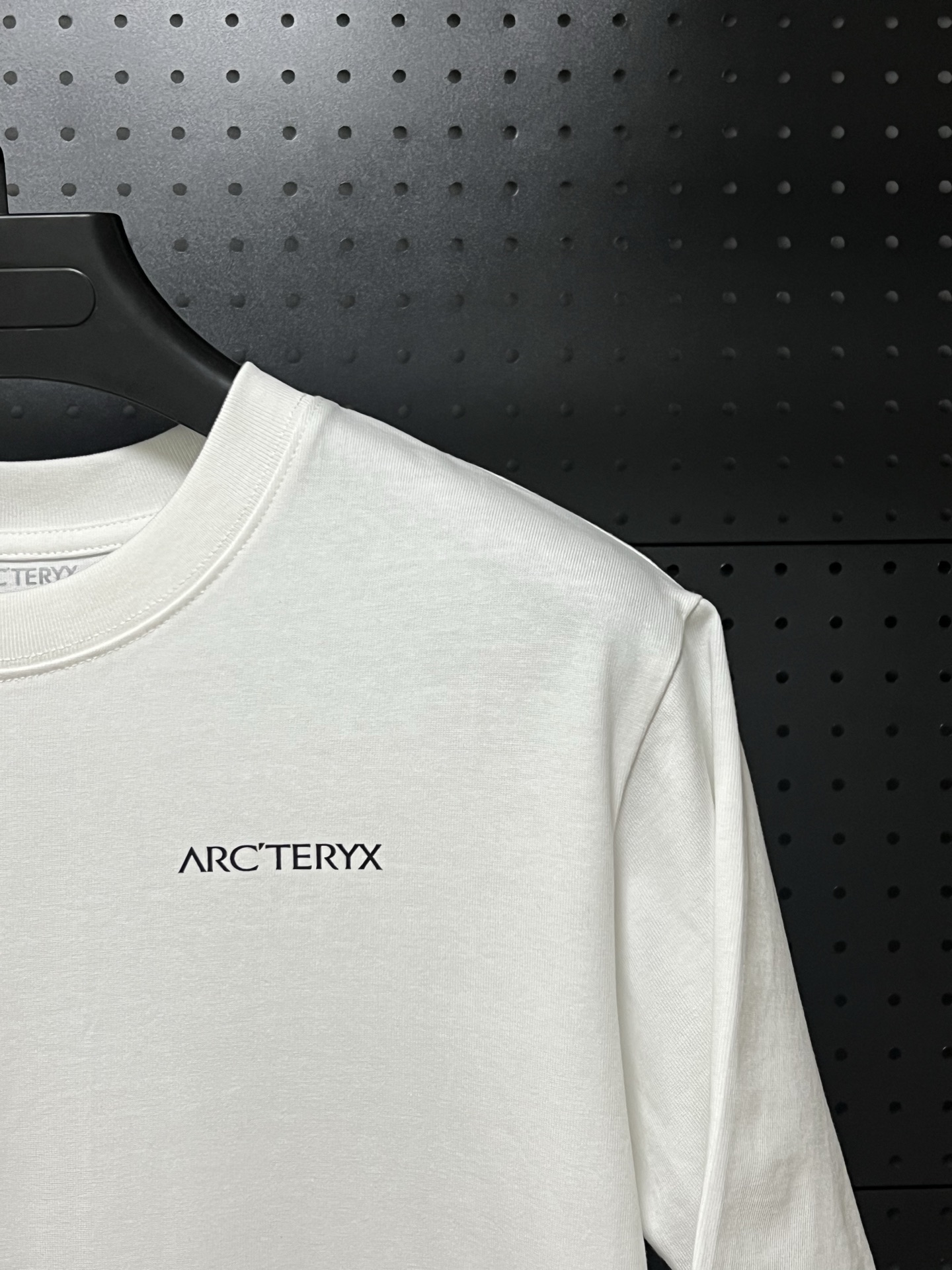 💰75 💥高版本💥     
Arc'Teryx/始祖鸟夏季新款280克高克重纯棉印花T恤
始祖鸟字母LOGO印花，高端32s双纱280克面料重磅面料，定制拉架罗纹同缸同染。包装袋，主标，洗水麦，下摆鸟标所有配件齐全。
颜色：黑色，白色