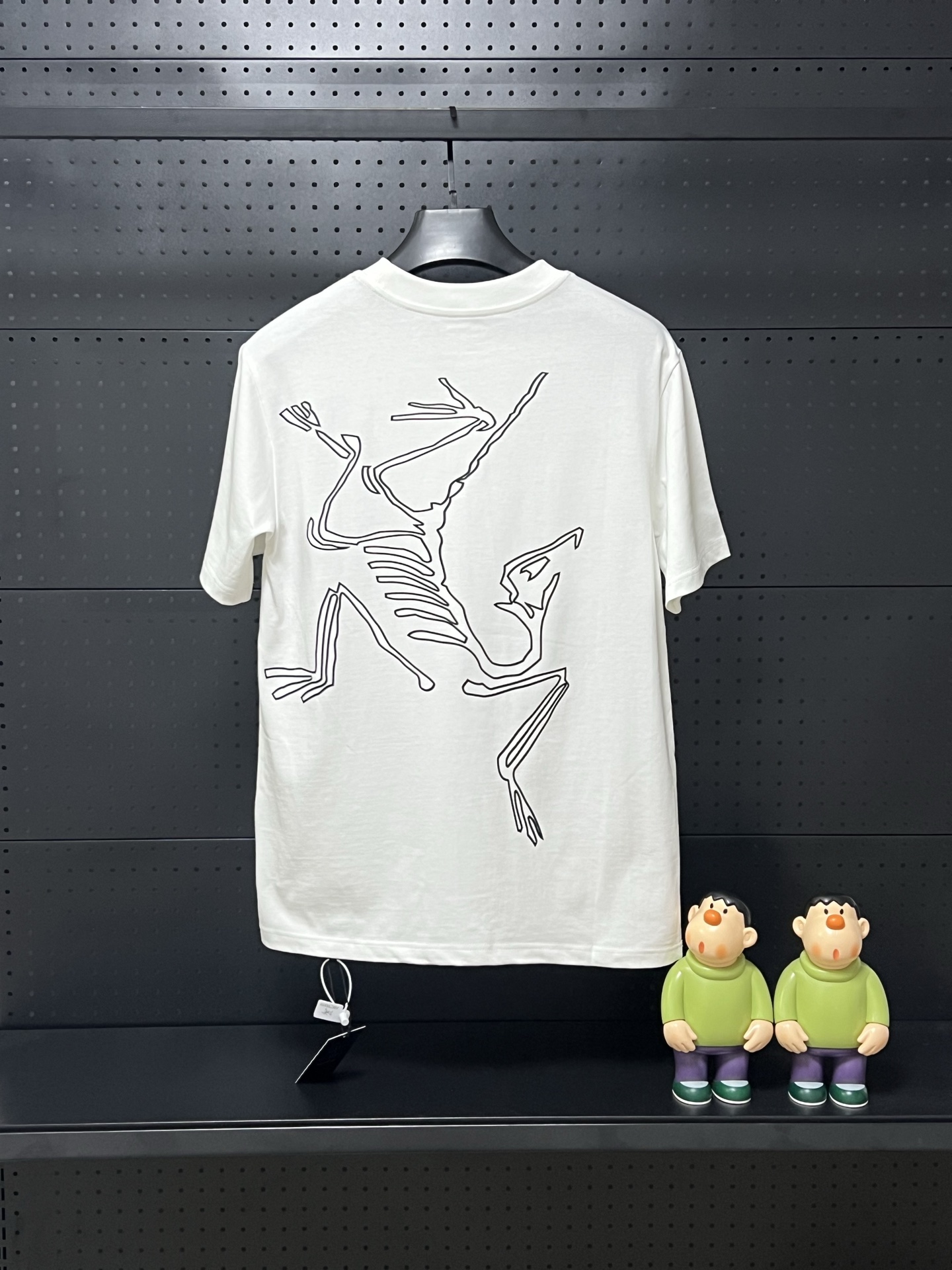 💰75 💥高版本💥     
Arc'Teryx/始祖鸟夏季新款280克高克重纯棉印花T恤
始祖鸟字母LOGO印花，高端32s双纱280克面料重磅面料，定制拉架罗纹同缸同染。包装袋，主标，洗水麦，下摆鸟标所有配件齐全。
颜色：黑色，白色