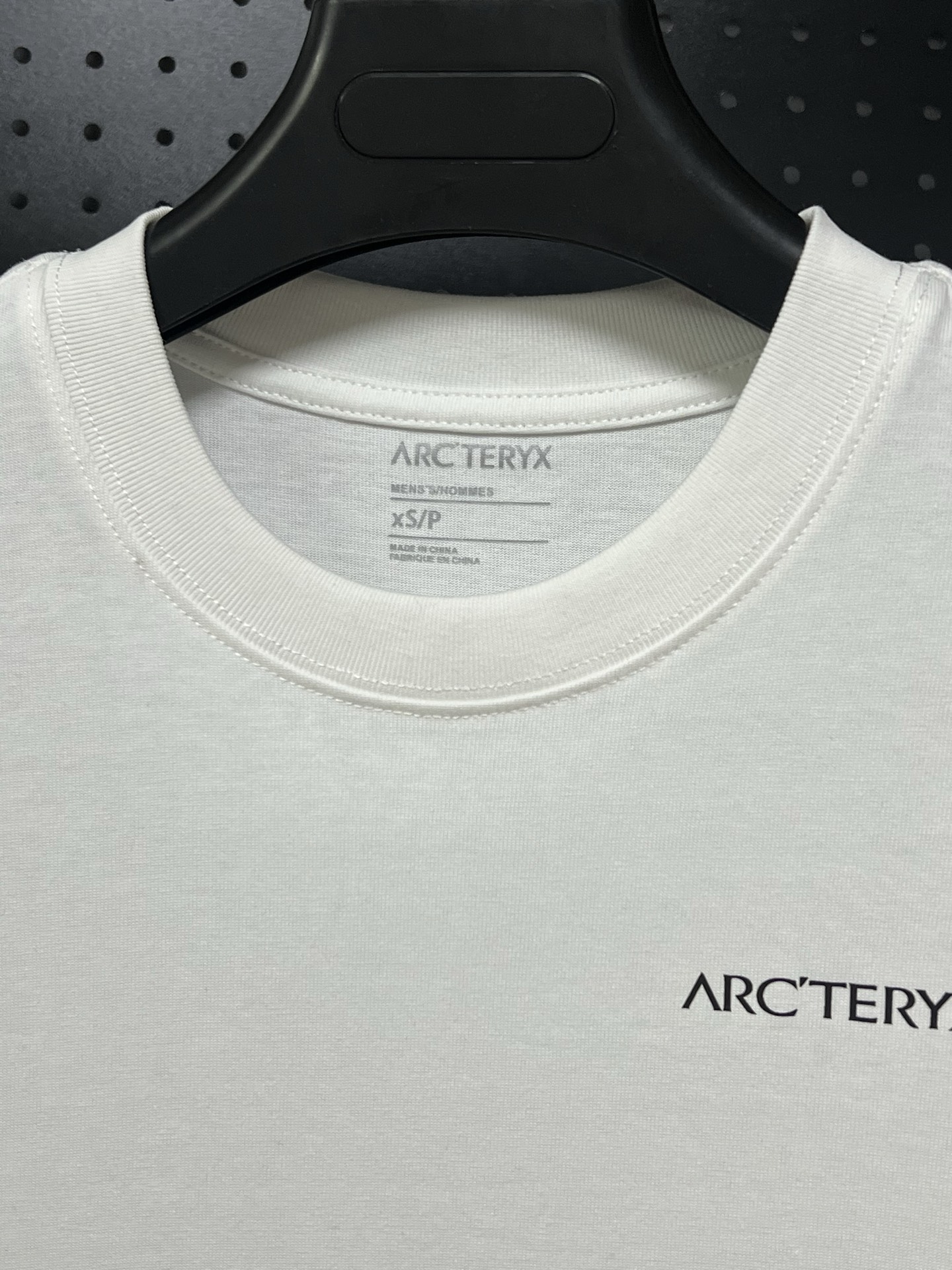 💰75 💥高版本💥     
Arc'Teryx/始祖鸟夏季新款280克高克重纯棉印花T恤
始祖鸟字母LOGO印花，高端32s双纱280克面料重磅面料，定制拉架罗纹同缸同染。包装袋，主标，洗水麦，下摆鸟标所有配件齐全。
颜色：黑色，白色