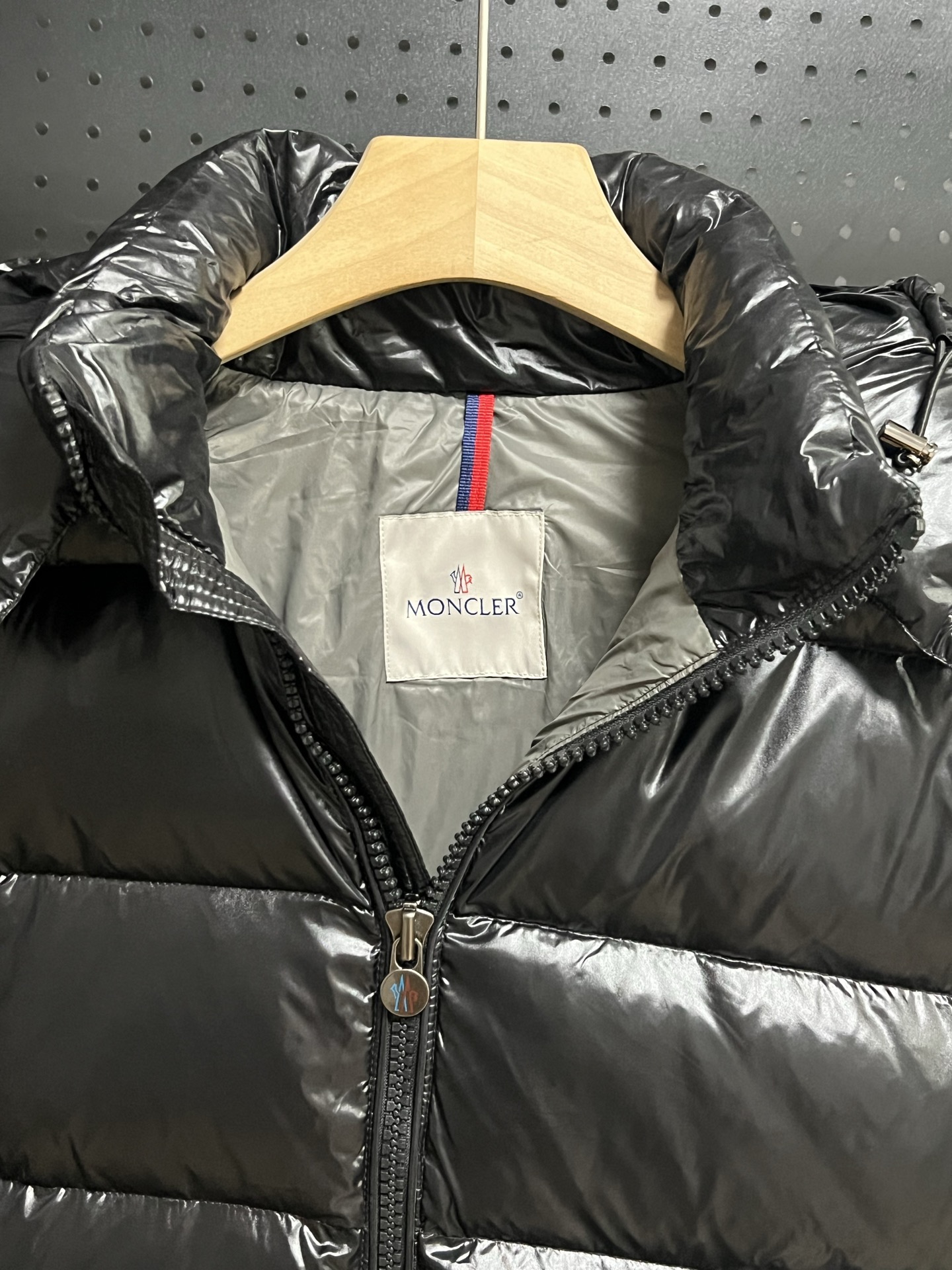 Moncler短款羽绒服｜高機能デザイン・抜群の保温性