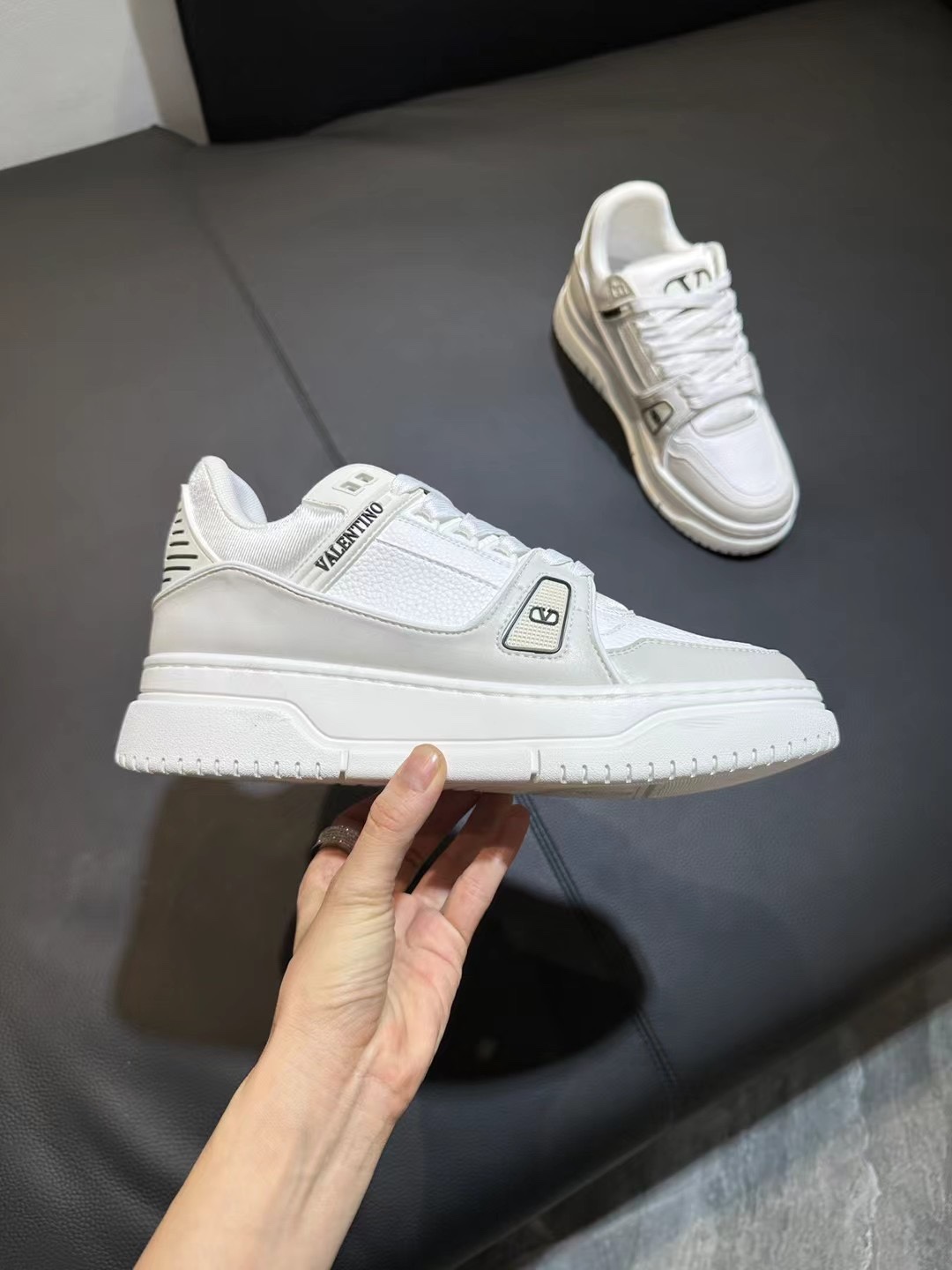 NO:254473,Valentino's new early autumn star shoes are launched!  Many celebrities have worn Wang Hedi and Ren Jialun, who can refuse to share the same couple shoes as Wang Hedi!  The stars stick my heart. The design is cool and spicy. The material of the shoes is cowhide, and every color looks good!  Size 35-41 Men's 38-45, casual shoes/sports shoes, valentino, valentino, sneakers, cowhide19860909华伦天奴 Valentino 2025早秋新款星星鞋上线啦！王鹤棣任嘉伦好多明星都穿过,谁能拒绝和王鹤棣同款情侣鞋呢！星星直戳我心设计又酷又辣,鞋子的材质是牛皮,每一个色都好看！ 码数35-41 男款38-45,休闲鞋/运动鞋,valentino,valentino,sneakers,cowhide,Women's Shoes