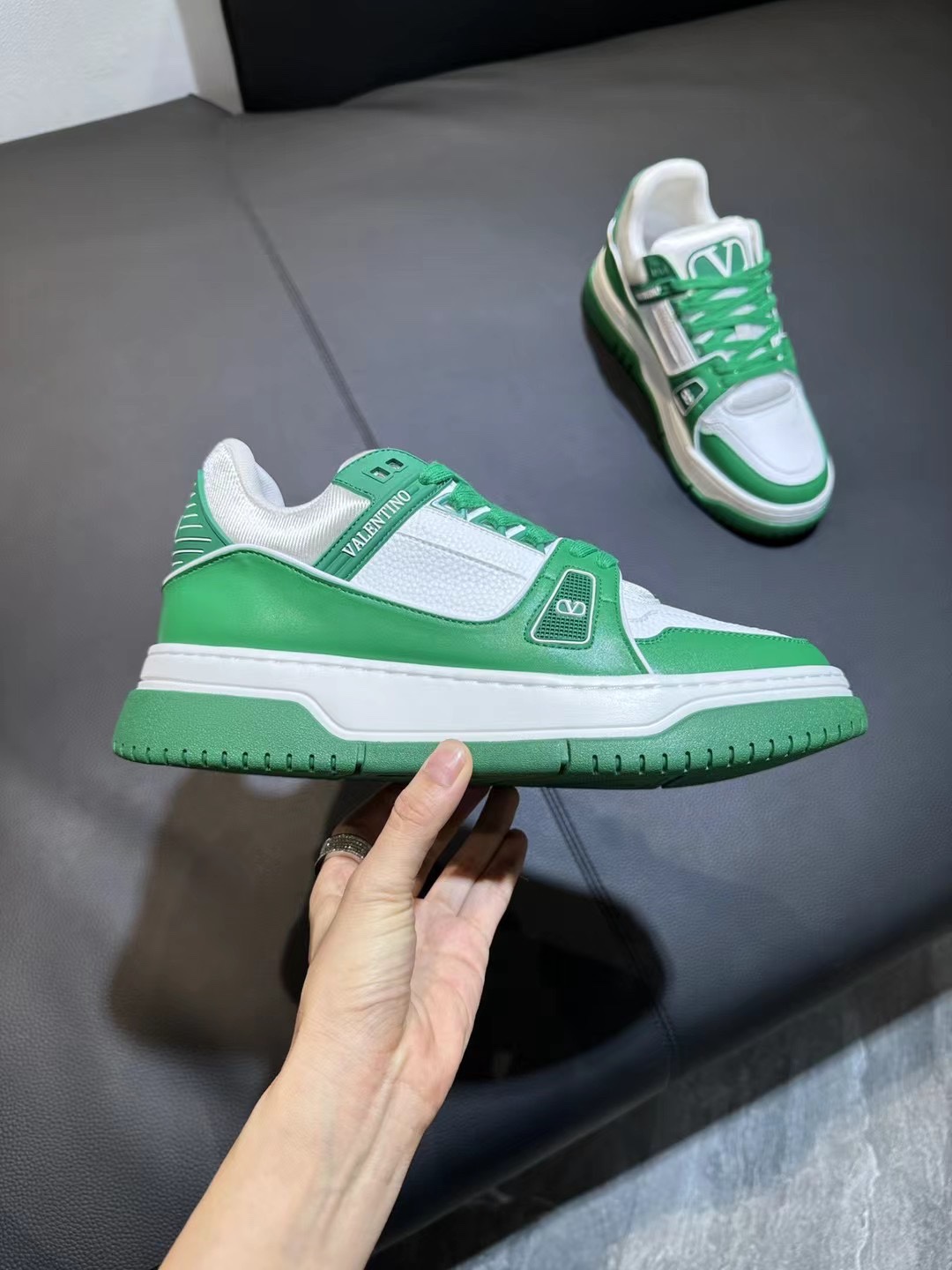 NO:254468,Valentino's new early autumn star shoes are online!  Many celebrities have worn Wang Hedi and Ren Jialun, who can refuse to share the same couple shoes as Wang Hedi!  The stars stick my heart. The design is cool and spicy. The material of the shoes is cowhide, and every color looks good!  Size 35-41 Men's 38-45, casual shoes/sports shoes, valentino, valentino, sneakers, cowhide19860909华伦天奴 Valentino 早秋新款星星鞋上线啦！王鹤棣任嘉伦好多明星都穿过,谁能拒绝和王鹤棣同款情侣鞋呢！星星直戳我心设计又酷又辣,鞋子的材质是牛皮,每一个色都好看！ 码数35-41 男款38-45,休闲鞋/运动鞋,valentino,valentino,sneakers,cowhide,Women's Shoes