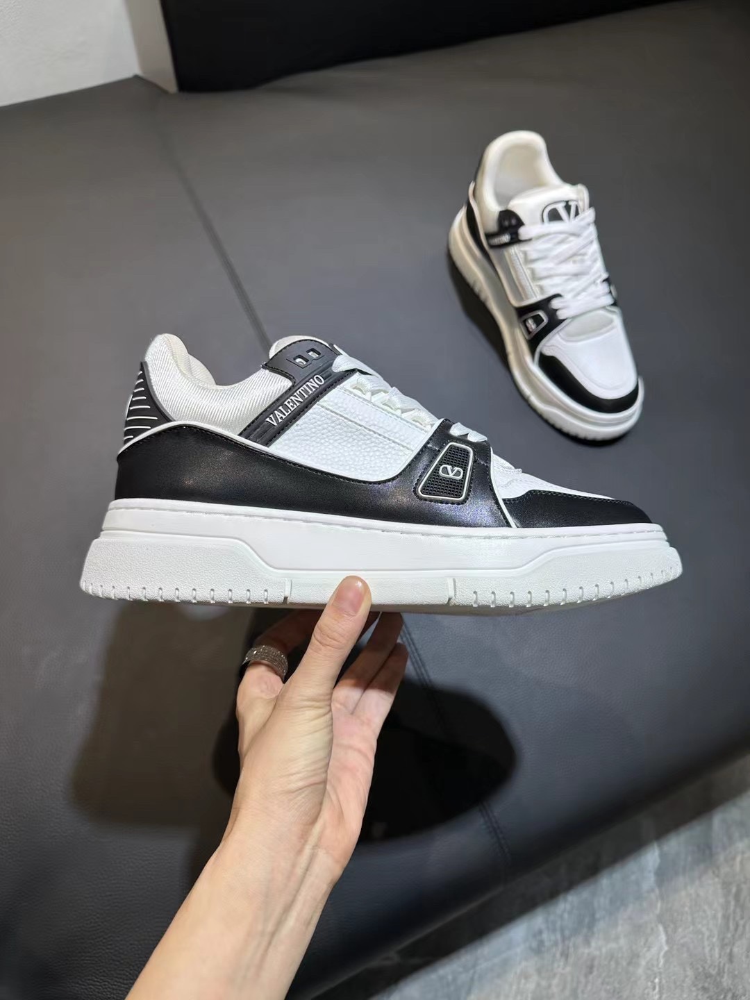 NO:254478,Valentino's new early autumn star shoes are launched!  Many celebrities have worn Wang Hedi and Ren Jialun, who can refuse to share the same couple shoes as Wang Hedi!  The stars stick my heart. The design is cool and spicy. The material of the shoes is cowhide, and every color looks good!  Size 35-41 Men's 38-45P-, casual shoes/sports shoes, valentino, valentino, sneakers, cowhide19860909华伦天奴 Valentino 2025早秋新款星星鞋上线啦！王鹤棣任嘉伦好多明星都穿过,谁能拒绝和王鹤棣同款情侣鞋呢！星星直戳我心设计又酷又辣,鞋子的材质是牛皮,每一个色都好看！ 码数35-41 男款38-45P-,休闲鞋/运动鞋,valentino,valentino,sneakers,cowhide,Women's Shoes