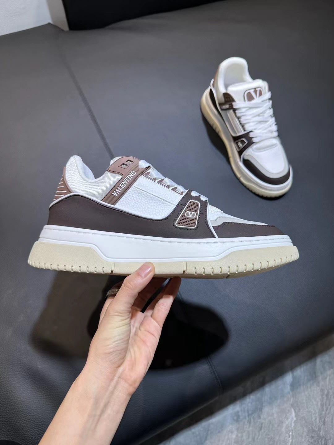 NO:254483,Valentino's new early autumn star shoes are launched!  Many celebrities have worn Wang Hedi and Ren Jialun, who can refuse to share the same couple shoes as Wang Hedi!  The stars stick my heart. The design is cool and spicy. The material of the shoes is cowhide, and every color looks good!  Size 35-41 Men's 38-45, casual shoes/sports shoes, valentino, valentino, sneakers, cowhide19860909华伦天奴 Valentino 2025早秋新款星星鞋上线啦！王鹤棣任嘉伦好多明星都穿过,谁能拒绝和王鹤棣同款情侣鞋呢！星星直戳我心设计又酷又辣,鞋子的材质是牛皮,每一个色都好看！ 码数35-41 男款38-45,休闲鞋/运动鞋,valentino,valentino,sneakers,cowhide,Women's Shoes