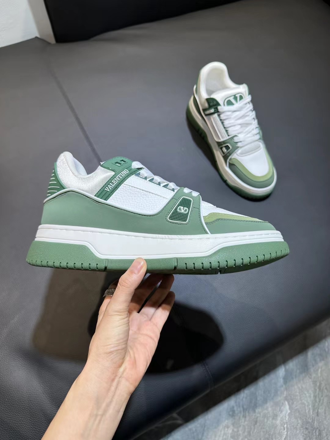 NO:254488,Valentino's new early autumn star shoes are launched!  Many celebrities have worn Wang Hedi and Ren Jialun, who can refuse to share the same couple shoes as Wang Hedi!  The stars stick my heart. The design is cool and spicy. The material of the shoes is cowhide, and every color looks good!  Size 35-41 Men's 38-45, casual shoes/sports shoes, valentino, valentino, sneakers, cowhide19860909华伦天奴 Valentino 2025早秋新款星星鞋上线啦！王鹤棣任嘉伦好多明星都穿过,谁能拒绝和王鹤棣同款情侣鞋呢！星星直戳我心设计又酷又辣,鞋子的材质是牛皮,每一个色都好看！ 码数35-41 男款38-45,休闲鞋/运动鞋,valentino,valentino,sneakers,cowhide,Women's Shoes