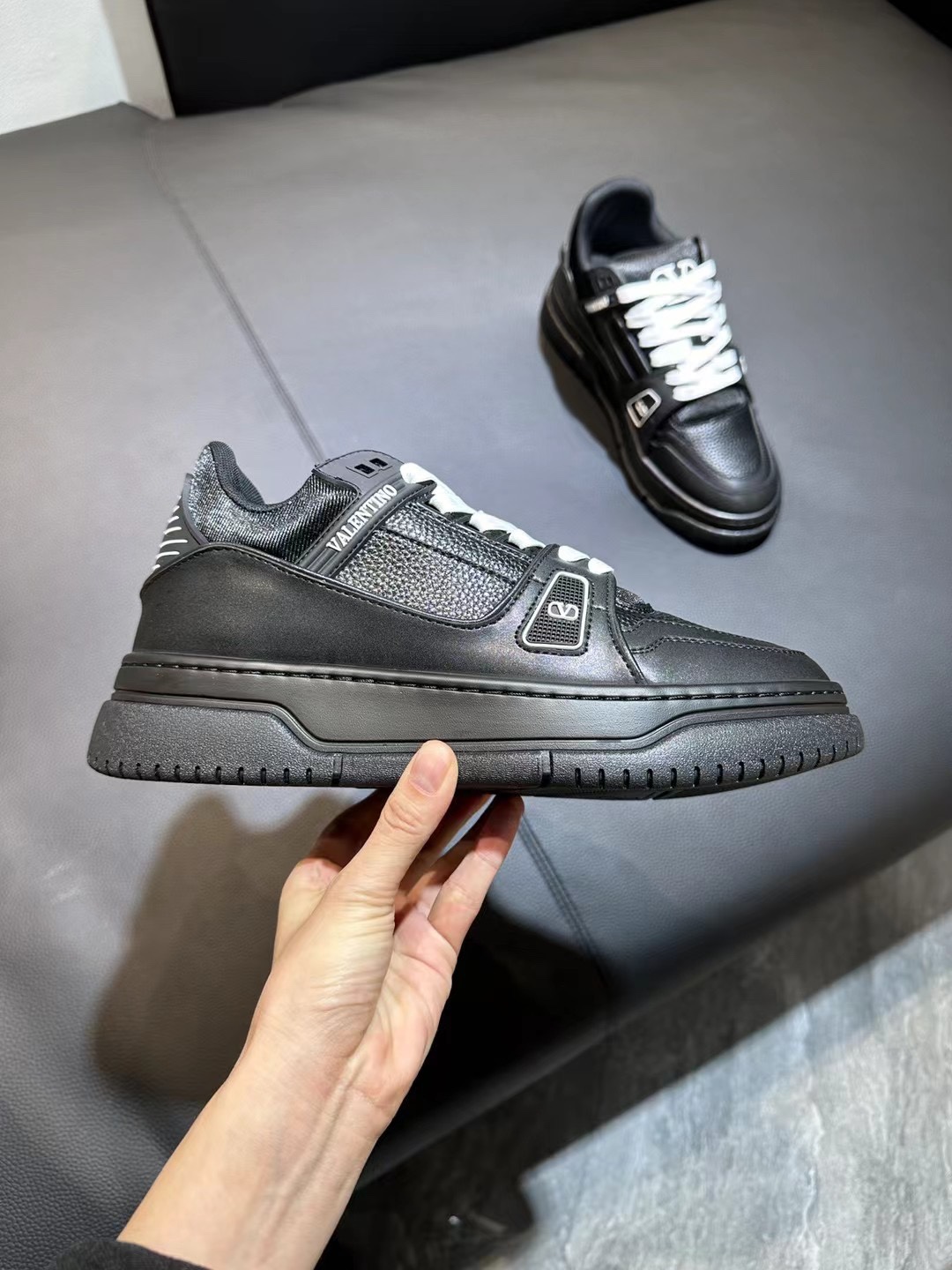 NO:254493,Valentino's new early autumn star shoes are online!  Many celebrities have worn Wang Hedi and Ren Jialun, who can refuse to share the same couple shoes as Wang Hedi!  The stars stick my heart. The design is cool and spicy. The material of the shoes is cowhide, and every color looks good!  Size 35-41 Men's 38-45, casual shoes/sports shoes, valentino, valentino, sneakers, cowhide19860909华伦天奴 Valentino 早秋新款星星鞋上线啦！王鹤棣任嘉伦好多明星都穿过,谁能拒绝和王鹤棣同款情侣鞋呢！星星直戳我心设计又酷又辣,鞋子的材质是牛皮,每一个色都好看！ 码数35-41 男款38-45,休闲鞋/运动鞋,valentino,valentino,sneakers,cowhide,Women's Shoes