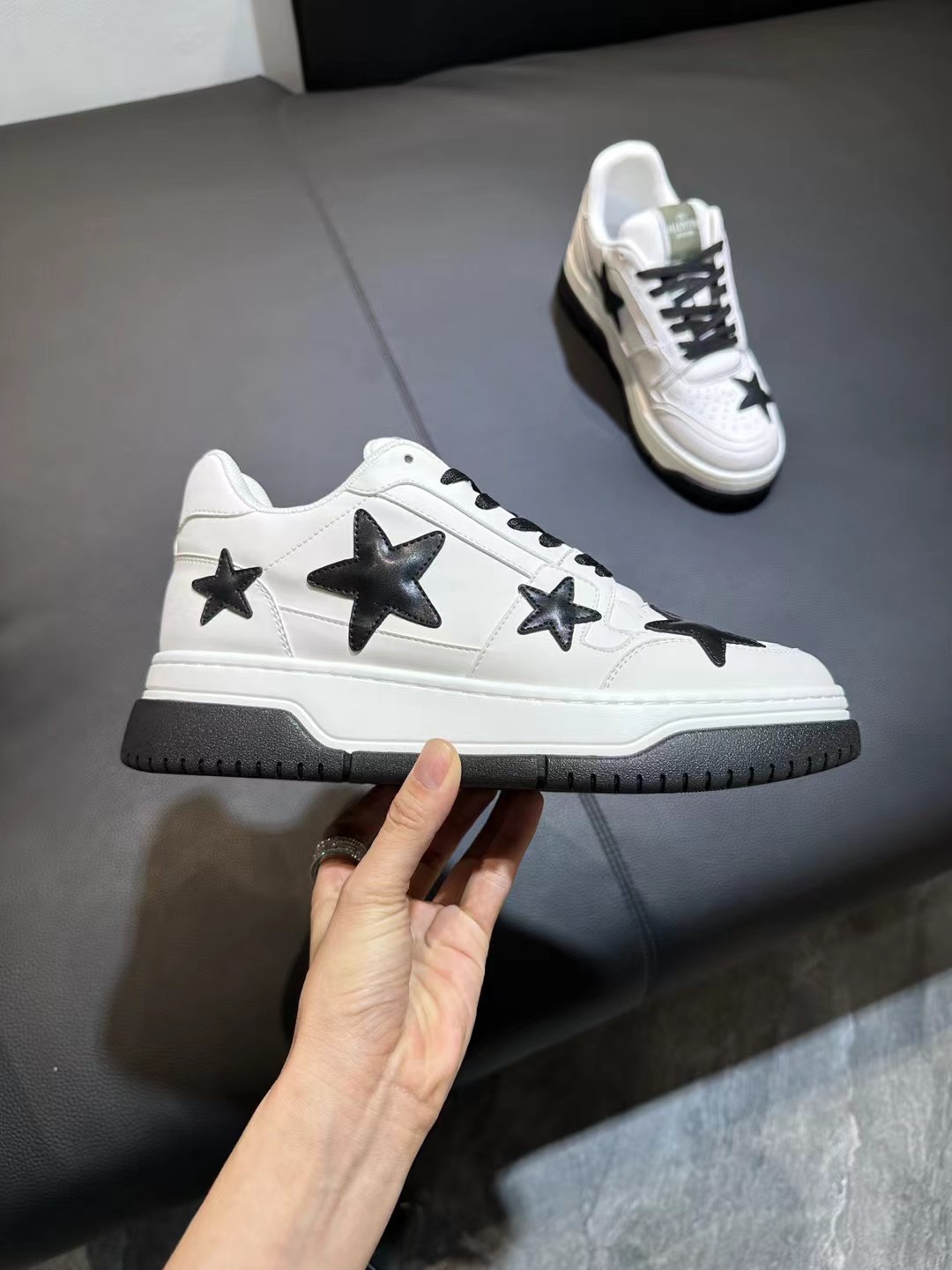 NO:254454,Valentino's new early autumn star shoes are launched!  Many celebrities have worn Wang Hedi and Ren Jialun, who can refuse to share the same couple shoes as Wang Hedi!  The stars stick my heart. The design is cool and spicy. The material of the shoes is cowhide, and every color looks good!  Size 35-41 Men's 38-45, casual shoes/sports shoes, valentino, valentino, sneakers, cowhide19860909华伦天奴 Valentino 2025早秋新款星星鞋上线啦！王鹤棣任嘉伦好多明星都穿过,谁能拒绝和王鹤棣同款情侣鞋呢！星星直戳我心设计又酷又辣,鞋子的材质是牛皮,每一个色都好看！ 码数35-41 男款38-45,休闲鞋/运动鞋,valentino,valentino,sneakers,cowhide,Women's Shoes