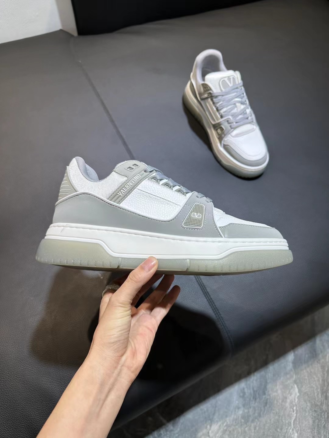 NO:254463,Valentino's new early autumn star shoes are launched!  Many celebrities have worn Wang Hedi and Ren Jialun, who can refuse to share the same couple shoes as Wang Hedi!  The stars stick my heart. The design is cool and spicy. The material of the shoes is cowhide, and every color looks good!  Size 35-41 Men's 38-45, casual shoes/sports shoes, valentino, valentino, sneakers, cowhide19860909华伦天奴 Valentino 2025早秋新款星星鞋上线啦！王鹤棣任嘉伦好多明星都穿过,谁能拒绝和王鹤棣同款情侣鞋呢！星星直戳我心设计又酷又辣,鞋子的材质是牛皮,每一个色都好看！ 码数35-41 男款38-45,休闲鞋/运动鞋,valentino,valentino,sneakers,cowhide,Women's Shoes