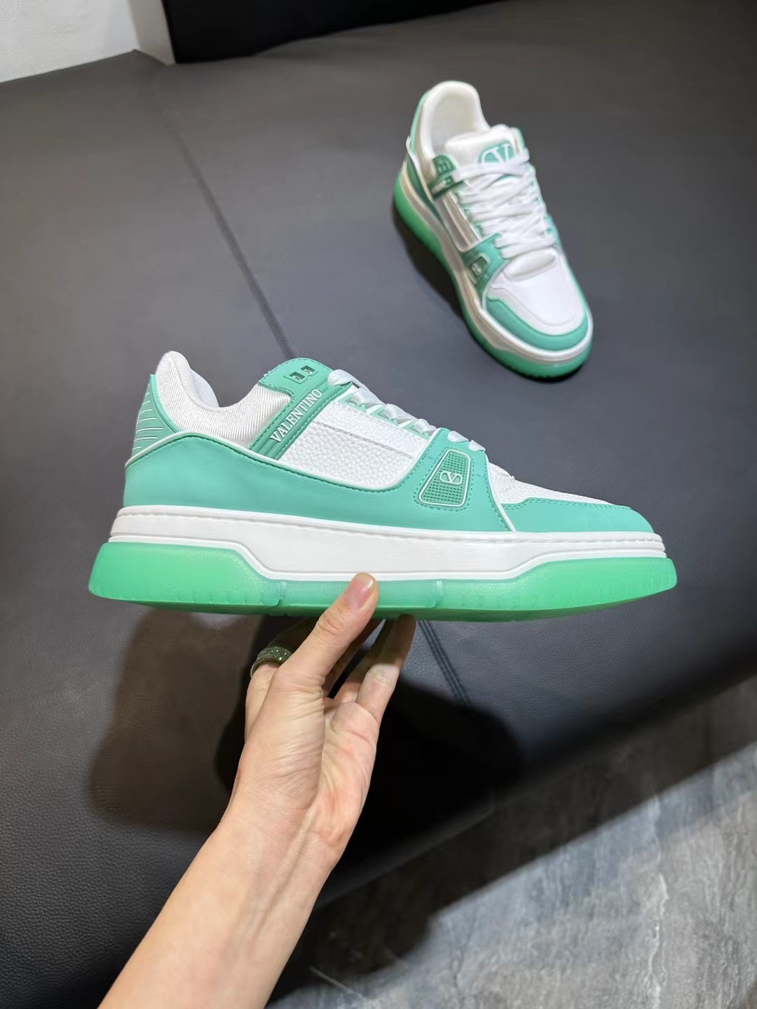 NO:254459,Valentino's new early autumn star shoes are launched!  Many celebrities have worn Wang Hedi and Ren Jialun, who can refuse to share the same couple shoes as Wang Hedi!  The stars stick my heart. The design is cool and spicy. The material of the shoes is cowhide, and every color looks good!  Size 35-41 Men's 38-45, casual shoes/sports shoes, valentino, valentino, sneakers, cowhide19860909华伦天奴 Valentino 2025早秋新款星星鞋上线啦！王鹤棣任嘉伦好多明星都穿过,谁能拒绝和王鹤棣同款情侣鞋呢！星星直戳我心设计又酷又辣,鞋子的材质是牛皮,每一个色都好看！ 码数35-41 男款38-45,休闲鞋/运动鞋,valentino,valentino,sneakers,cowhide,Women's Shoes