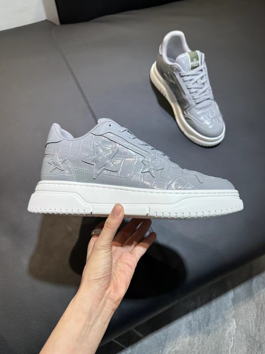 NO:254449,Valentino's new early autumn star shoes are launched!  Many celebrities have worn Wang Hedi and Ren Jialun, who can refuse to share the same couple shoes as Wang Hedi!  The stars stick my heart. The design is cool and spicy. The material of the shoes is cowhide, and every color looks good!  Size 35-41 Men's 38-45, casual shoes/sports shoes, valentino, valentino, sneakers, cowhide19860909华伦天奴 Valentino 2025早秋新款星星鞋上线啦！王鹤棣任嘉伦好多明星都穿过,谁能拒绝和王鹤棣同款情侣鞋呢！星星直戳我心设计又酷又辣,鞋子的材质是牛皮,每一个色都好看！ 码数35-41 男款38-45,休闲鞋/运动鞋,valentino,valentino,sneakers,cowhide,Women's Shoes