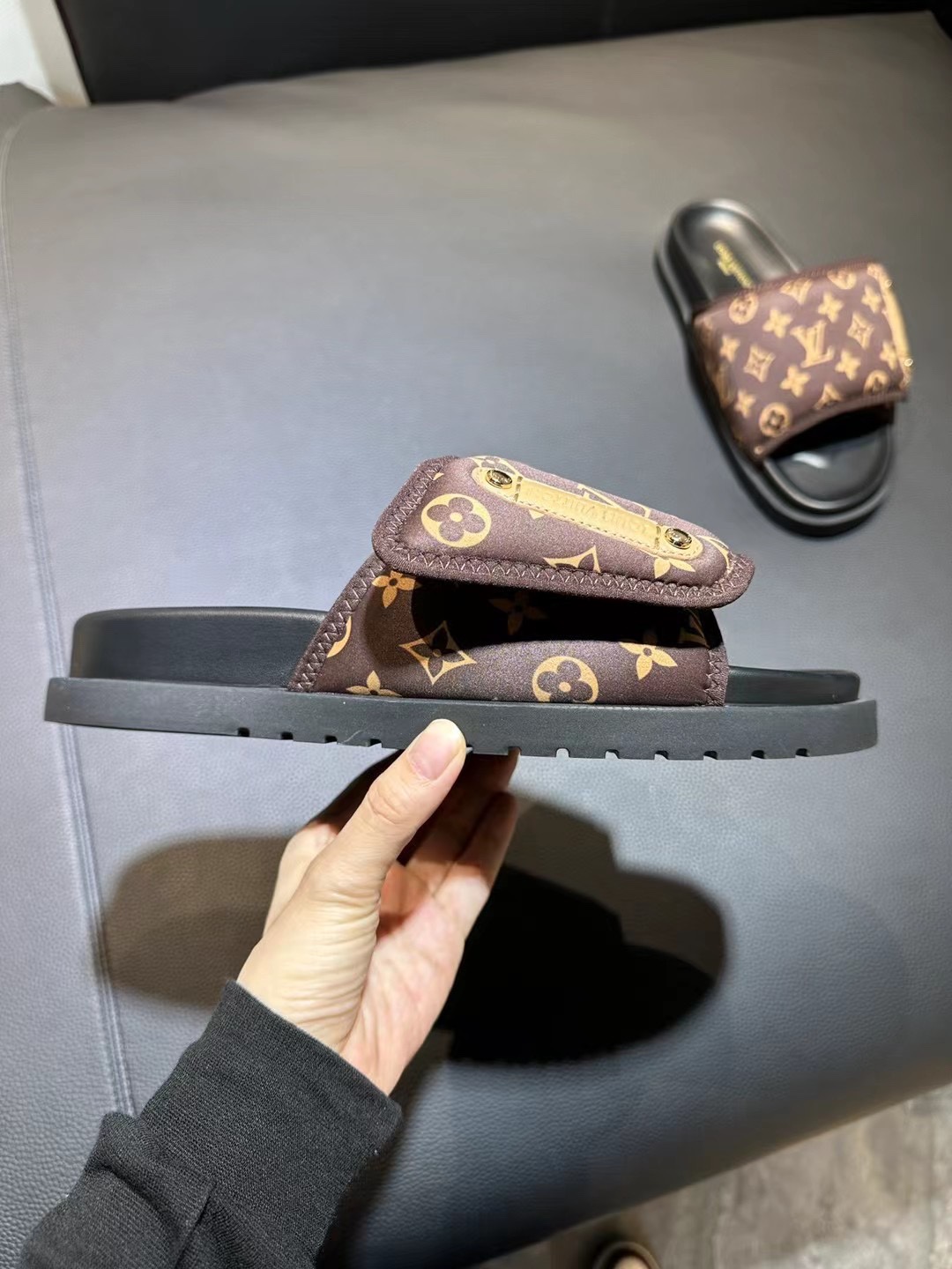 [flor vieja] 𝐋𝐨𝐮𝐢𝐬 𝐕𝐮𝐢𝐭 𝐭𝐨𝐧 Louis Vuitton Nuevas sandalias en relieve pantuflas Todas la