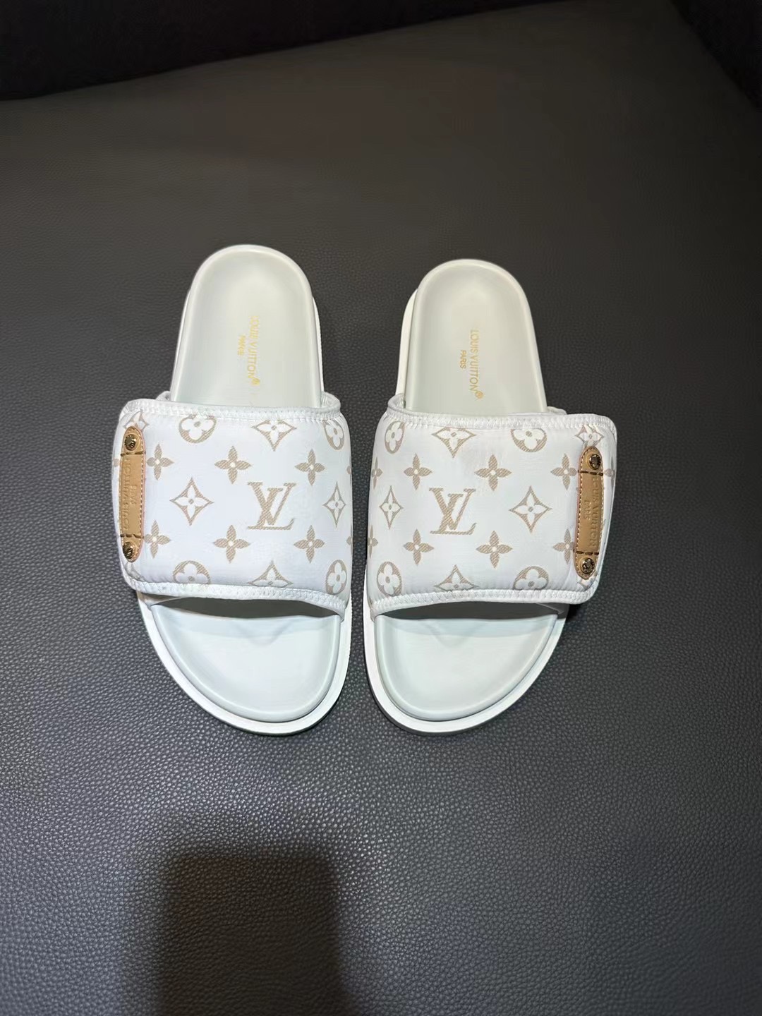 [flor vieja] 𝐋𝐨𝐮𝐢𝐬 𝐕𝐮𝐢𝐭 𝐭𝐨𝐧 Louis Vuitton Nuevas sandalias en relieve pantuflas Todas la