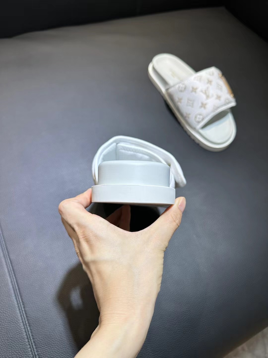 [flor vieja] 𝐋𝐨𝐮𝐢𝐬 𝐕𝐮𝐢𝐭 𝐭𝐨𝐧 Louis Vuitton Nuevas sandalias en relieve pantuflas Todas la