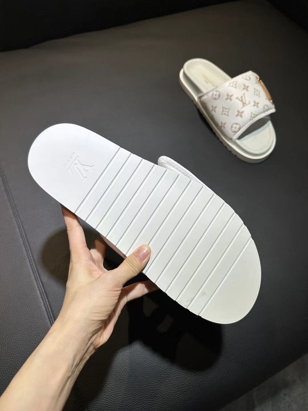 [flor vieja] 𝐋𝐨𝐮𝐢𝐬 𝐕𝐮𝐢𝐭 𝐭𝐨𝐧 Louis Vuitton Nuevas sandalias en relieve pantuflas Todas la