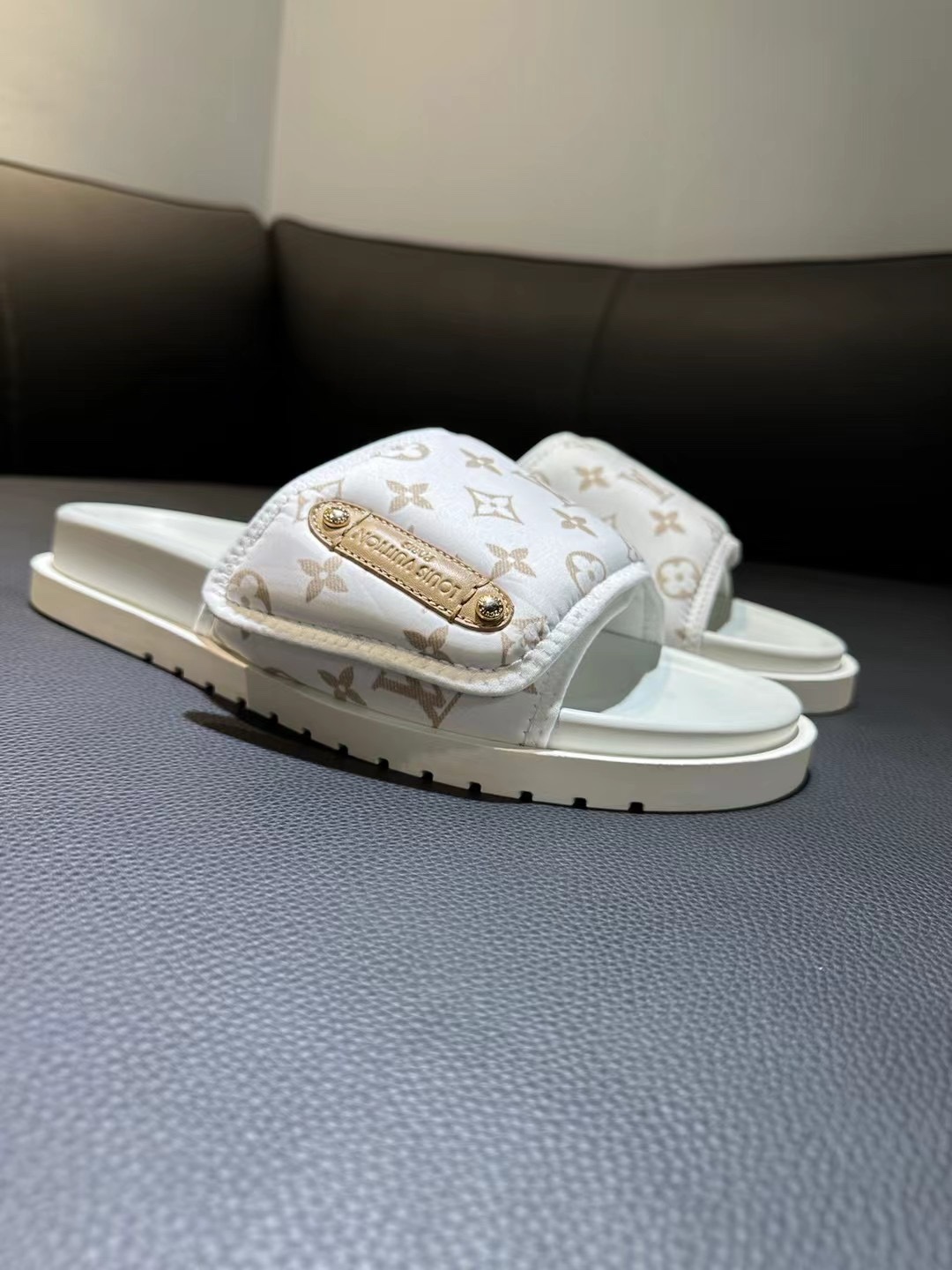 [flor vieja] 𝐋𝐨𝐮𝐢𝐬 𝐕𝐮𝐢𝐭 𝐭𝐨𝐧 Louis Vuitton Nuevas sandalias en relieve pantuflas Todas la