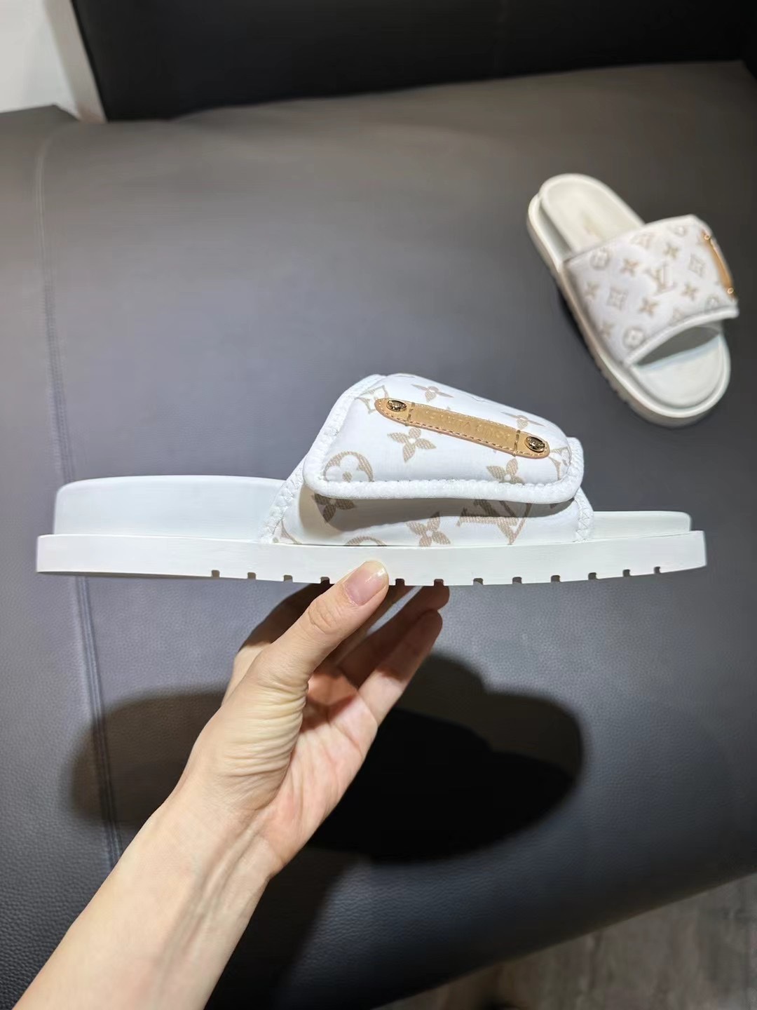 [flor vieja] 𝐋𝐨𝐮𝐢𝐬 𝐕𝐮𝐢𝐭 𝐭𝐨𝐧 Louis Vuitton Nuevas sandalias en relieve pantuflas Todas la