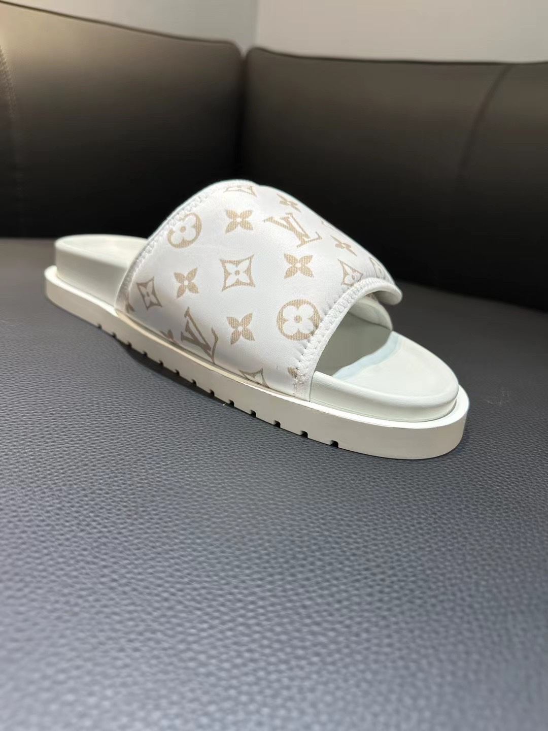 [flor vieja] 𝐋𝐨𝐮𝐢𝐬 𝐕𝐮𝐢𝐭 𝐭𝐨𝐧 Louis Vuitton Nuevas sandalias en relieve pantuflas Todas la