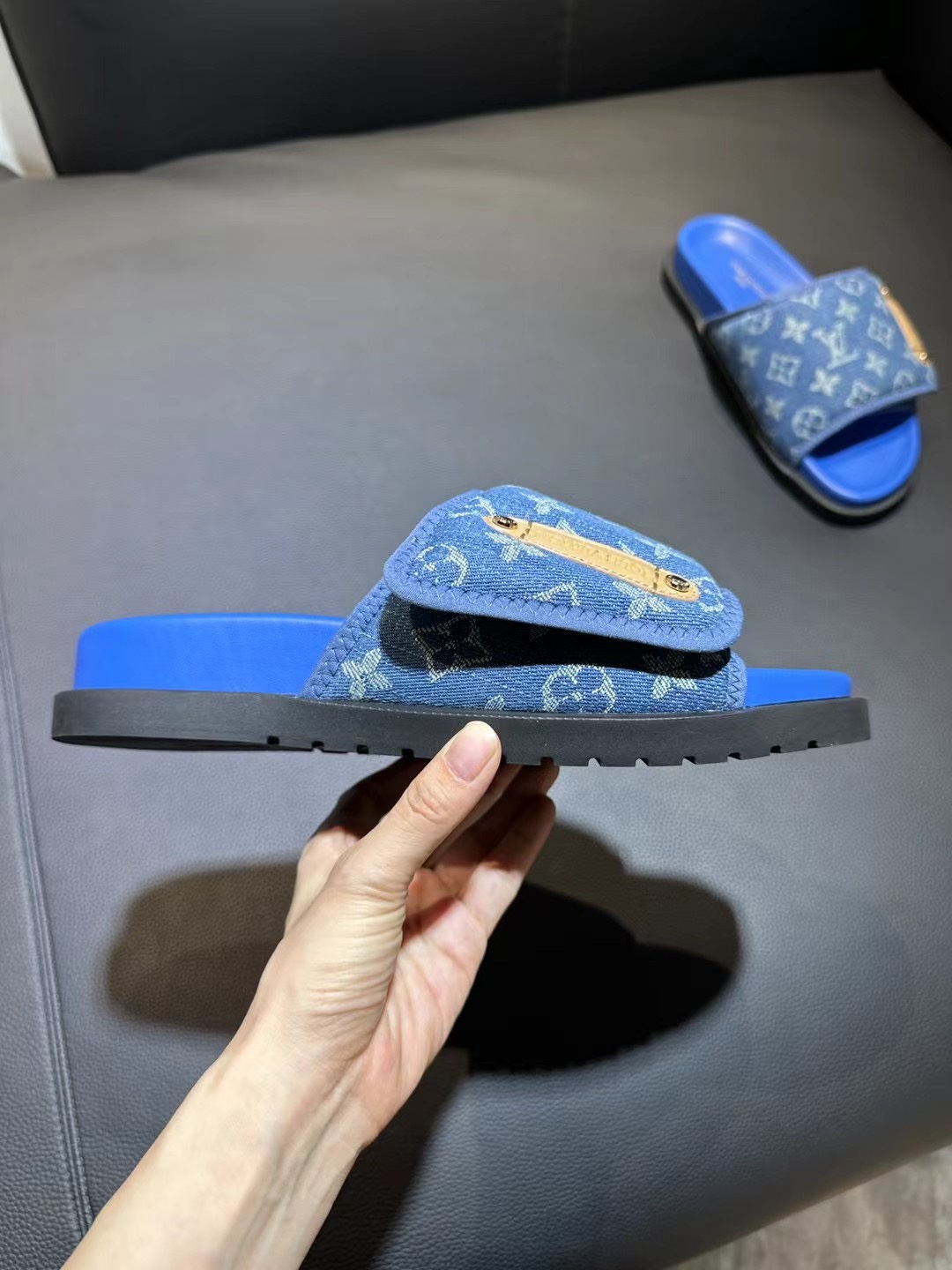 [flor vieja] 𝐋𝐨𝐮𝐢𝐬 𝐕𝐮𝐢𝐭 𝐭𝐨𝐧 Louis Vuitton Nuevas sandalias en relieve pantuflas Todas la