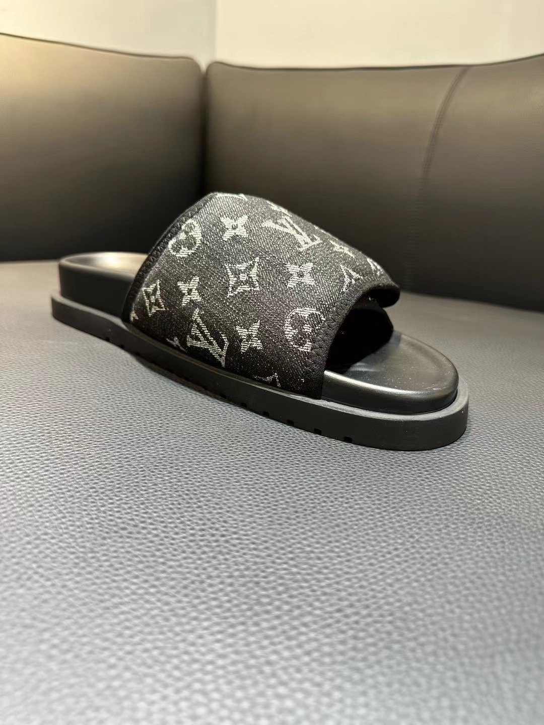 [flor vieja] 𝐋𝐨𝐮𝐢𝐬 𝐕𝐮𝐢𝐭 𝐭𝐨𝐧 Louis Vuitton Nuevas sandalias en relieve pantuflas Todas la
