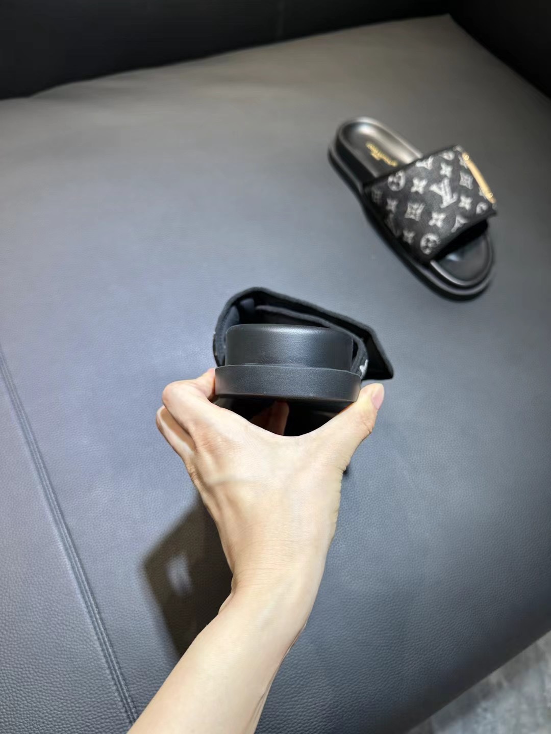 [flor vieja] 𝐋𝐨𝐮𝐢𝐬 𝐕𝐮𝐢𝐭 𝐭𝐨𝐧 Louis Vuitton Nuevas sandalias en relieve pantuflas Todas la