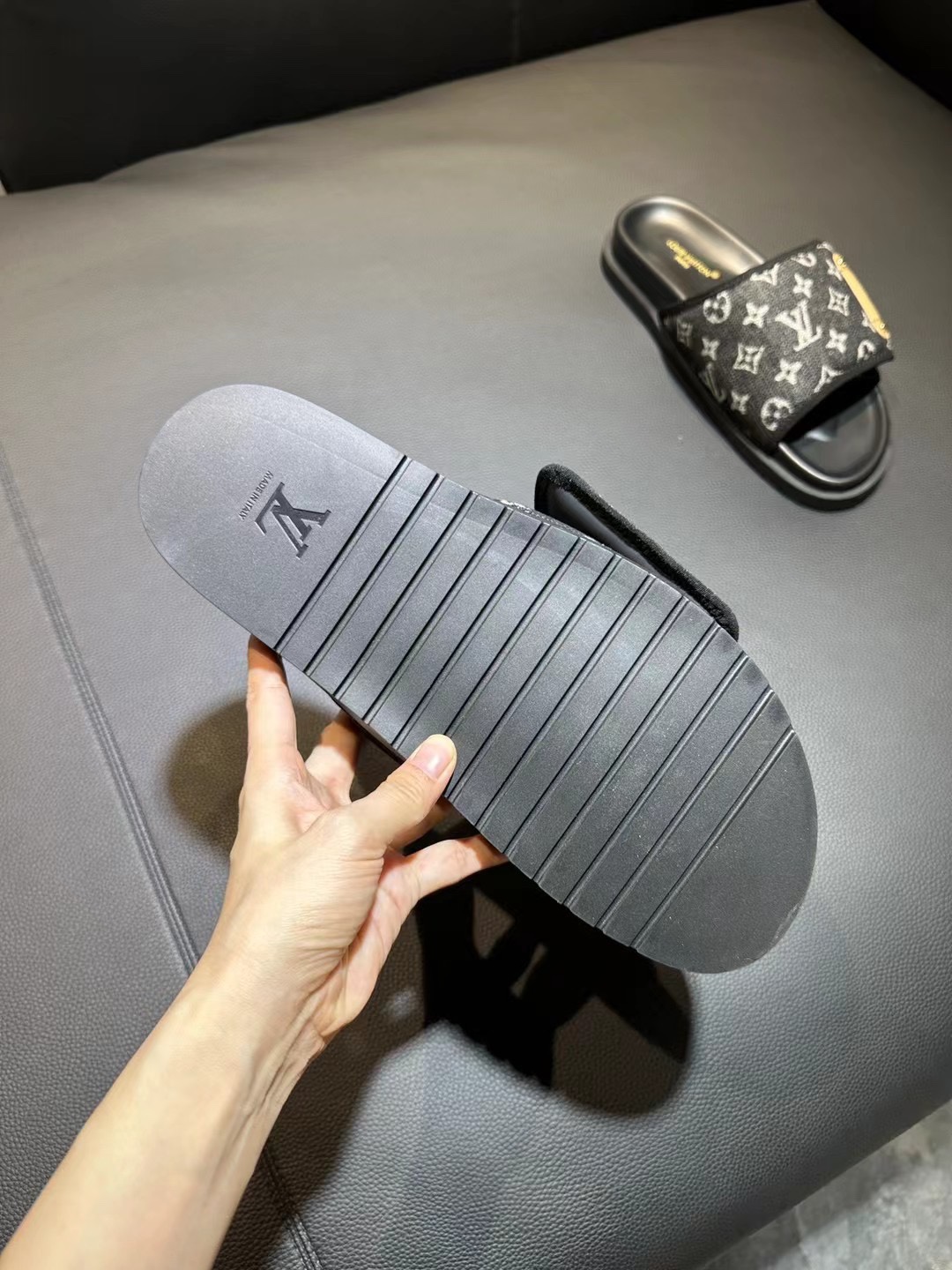 [flor vieja] 𝐋𝐨𝐮𝐢𝐬 𝐕𝐮𝐢𝐭 𝐭𝐨𝐧 Louis Vuitton Nuevas sandalias en relieve pantuflas Todas la