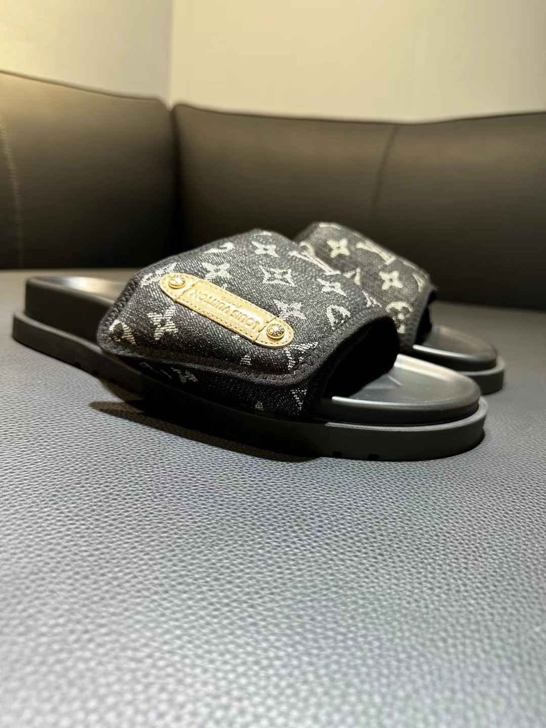 [flor vieja] 𝐋𝐨𝐮𝐢𝐬 𝐕𝐮𝐢𝐭 𝐭𝐨𝐧 Louis Vuitton Nuevas sandalias en relieve pantuflas Todas la