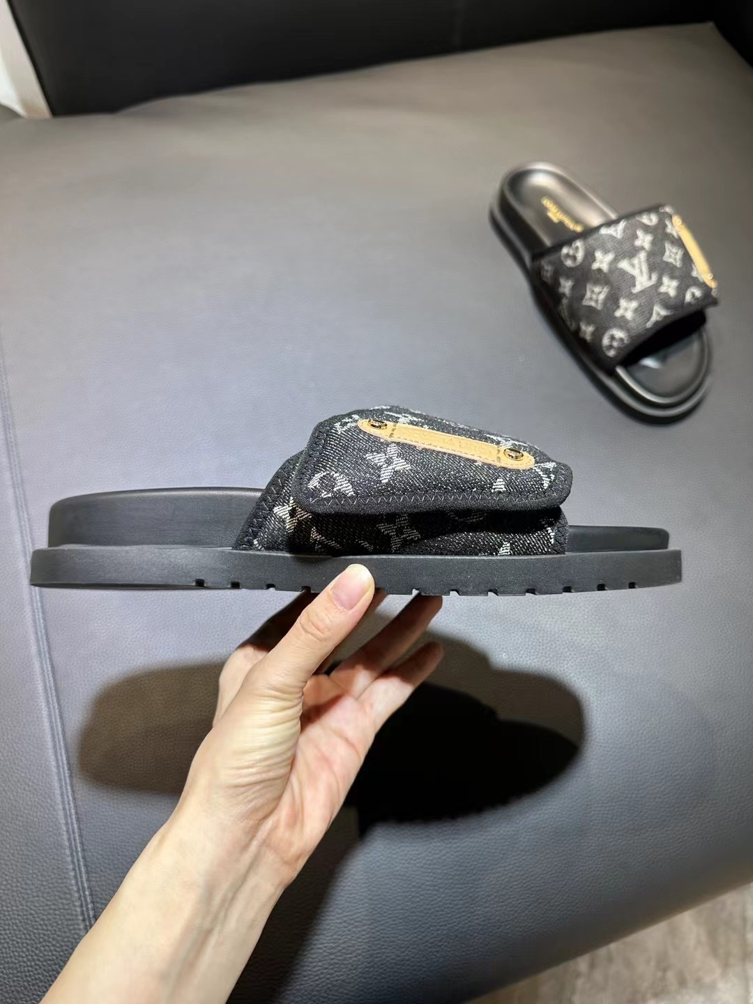 [flor vieja] 𝐋𝐨𝐮𝐢𝐬 𝐕𝐮𝐢𝐭 𝐭𝐨𝐧 Louis Vuitton Nuevas sandalias en relieve pantuflas Todas la