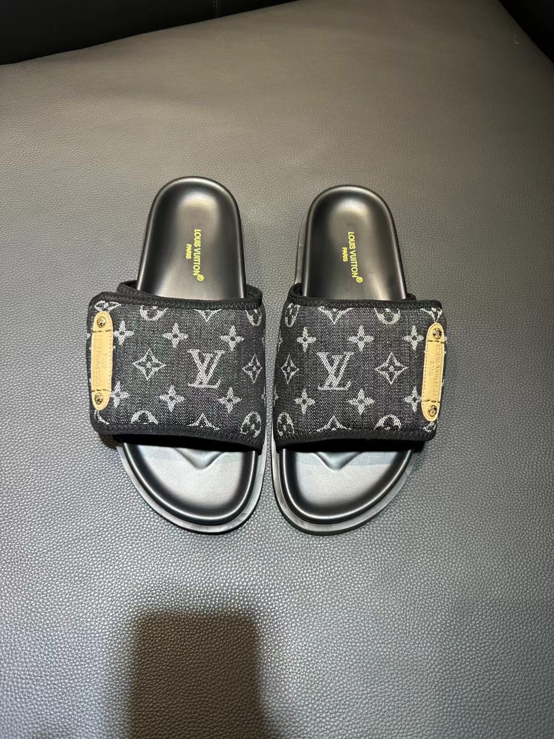 [flor vieja] 𝐋𝐨𝐮𝐢𝐬 𝐕𝐮𝐢𝐭 𝐭𝐨𝐧 Louis Vuitton Nuevas sandalias en relieve pantuflas Todas la