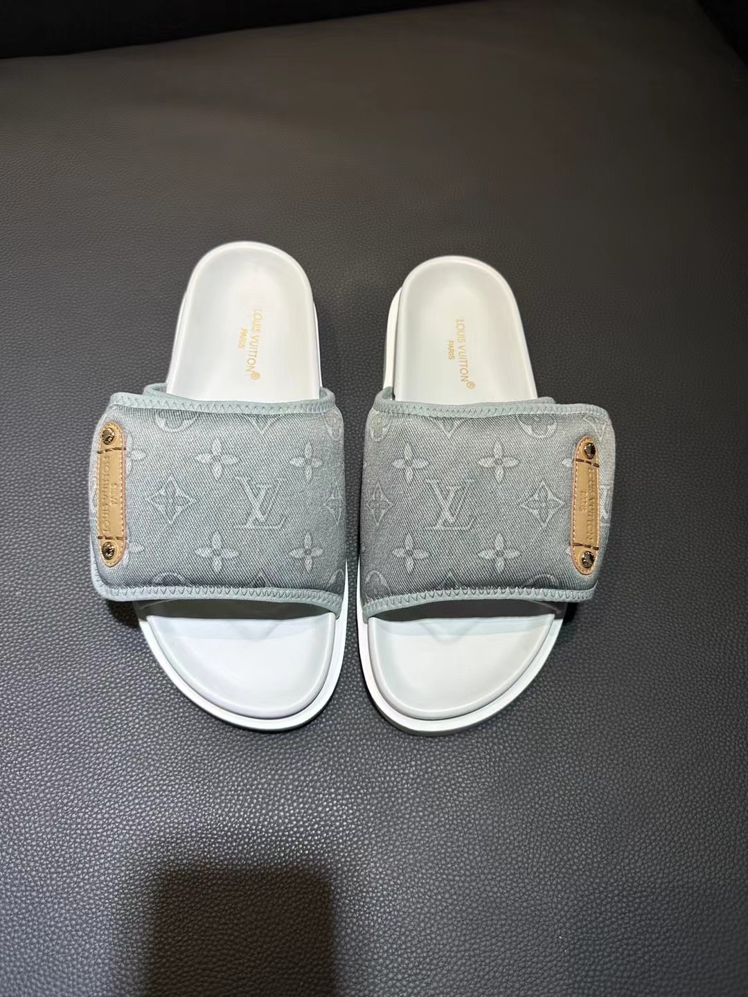 [flor vieja] 𝐋𝐨𝐮𝐢𝐬 𝐕𝐮𝐢𝐭 𝐭𝐨𝐧 Louis Vuitton Nuevas sandalias en relieve pantuflas Todas la