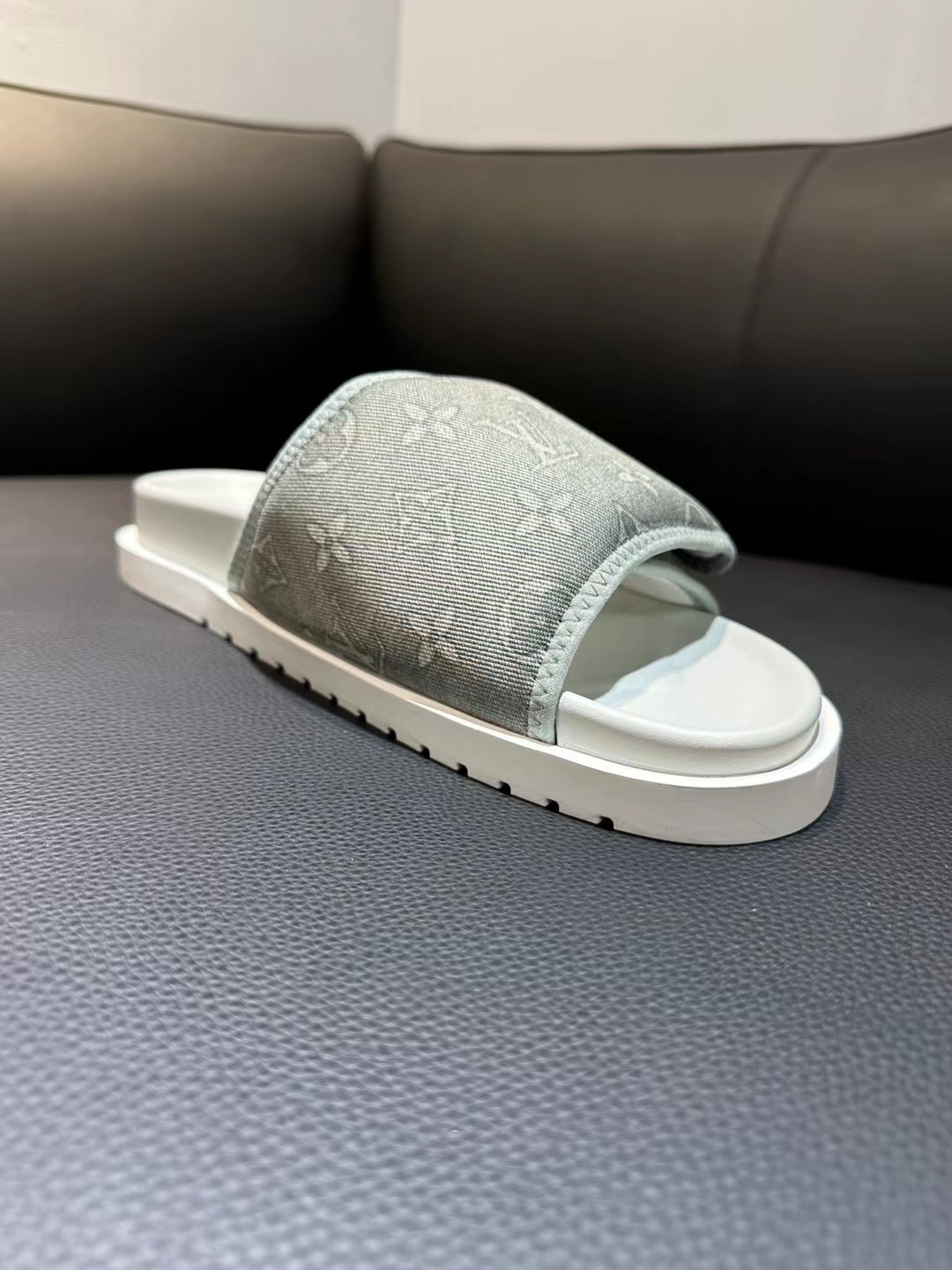 [flor vieja] 𝐋𝐨𝐮𝐢𝐬 𝐕𝐮𝐢𝐭 𝐭𝐨𝐧 Louis Vuitton Nuevas sandalias en relieve pantuflas Todas la