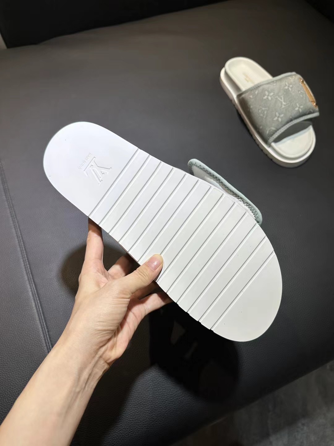 [flor vieja] 𝐋𝐨𝐮𝐢𝐬 𝐕𝐮𝐢𝐭 𝐭𝐨𝐧 Louis Vuitton Nuevas sandalias en relieve pantuflas Todas la