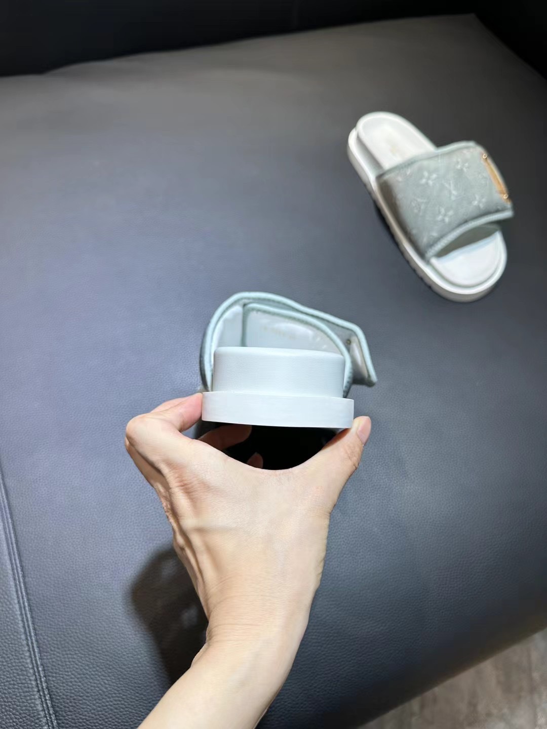 [flor vieja] 𝐋𝐨𝐮𝐢𝐬 𝐕𝐮𝐢𝐭 𝐭𝐨𝐧 Louis Vuitton Nuevas sandalias en relieve pantuflas Todas la