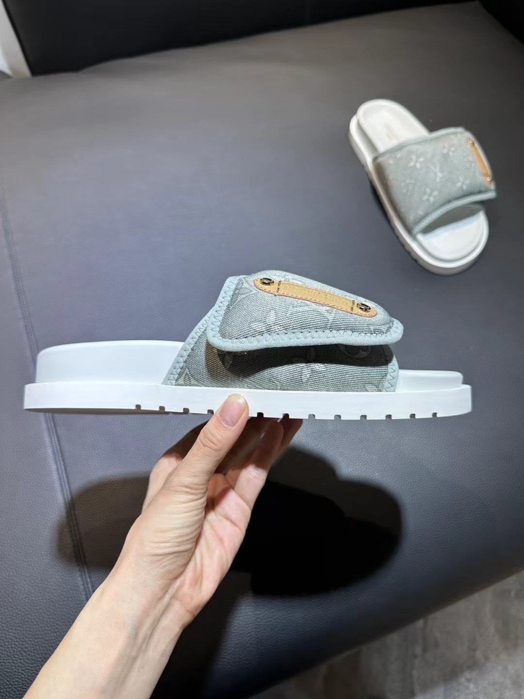 [flor vieja] 𝐋𝐨𝐮𝐢𝐬 𝐕𝐮𝐢𝐭 𝐭𝐨𝐧 Louis Vuitton Nuevas sandalias en relieve pantuflas Todas la