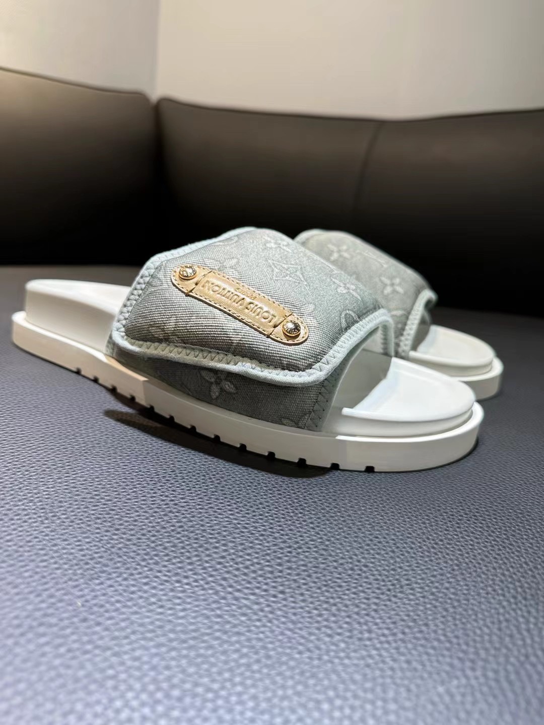 [flor vieja] 𝐋𝐨𝐮𝐢𝐬 𝐕𝐮𝐢𝐭 𝐭𝐨𝐧 Louis Vuitton Nuevas sandalias en relieve pantuflas Todas la