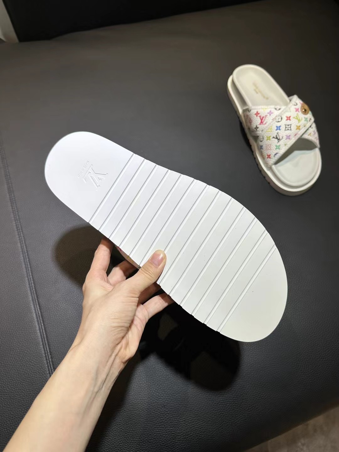 [flores viejas] 𝐋𝐨𝐮𝐢𝐬 𝐕𝐮𝐢𝐭 𝐭𝐨𝐧 Louis Vuitton Nuevas sandalias en relieve zapatillas Llen