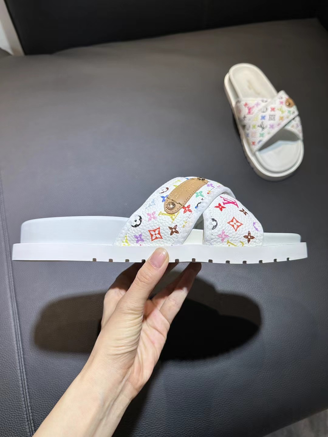 [flores viejas] 𝐋𝐨𝐮𝐢𝐬 𝐕𝐮𝐢𝐭 𝐭𝐨𝐧 Louis Vuitton Nuevas sandalias en relieve zapatillas Llen