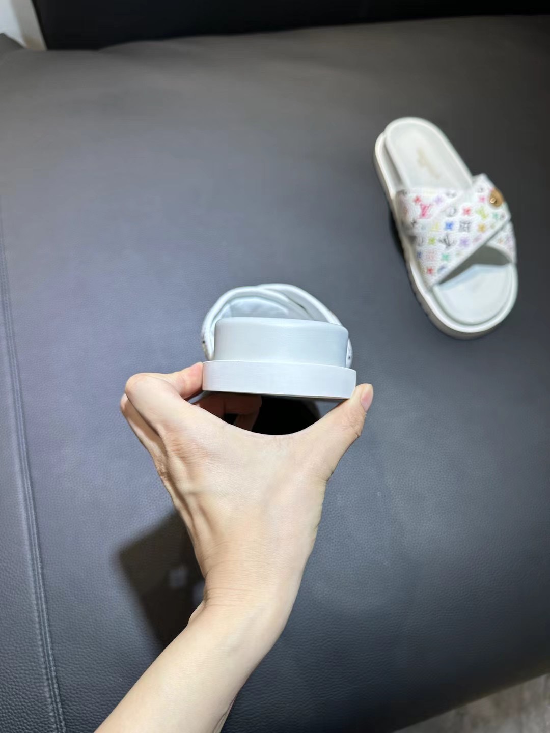 [flores viejas] 𝐋𝐨𝐮𝐢𝐬 𝐕𝐮𝐢𝐭 𝐭𝐨𝐧 Louis Vuitton Nuevas sandalias en relieve zapatillas Llen