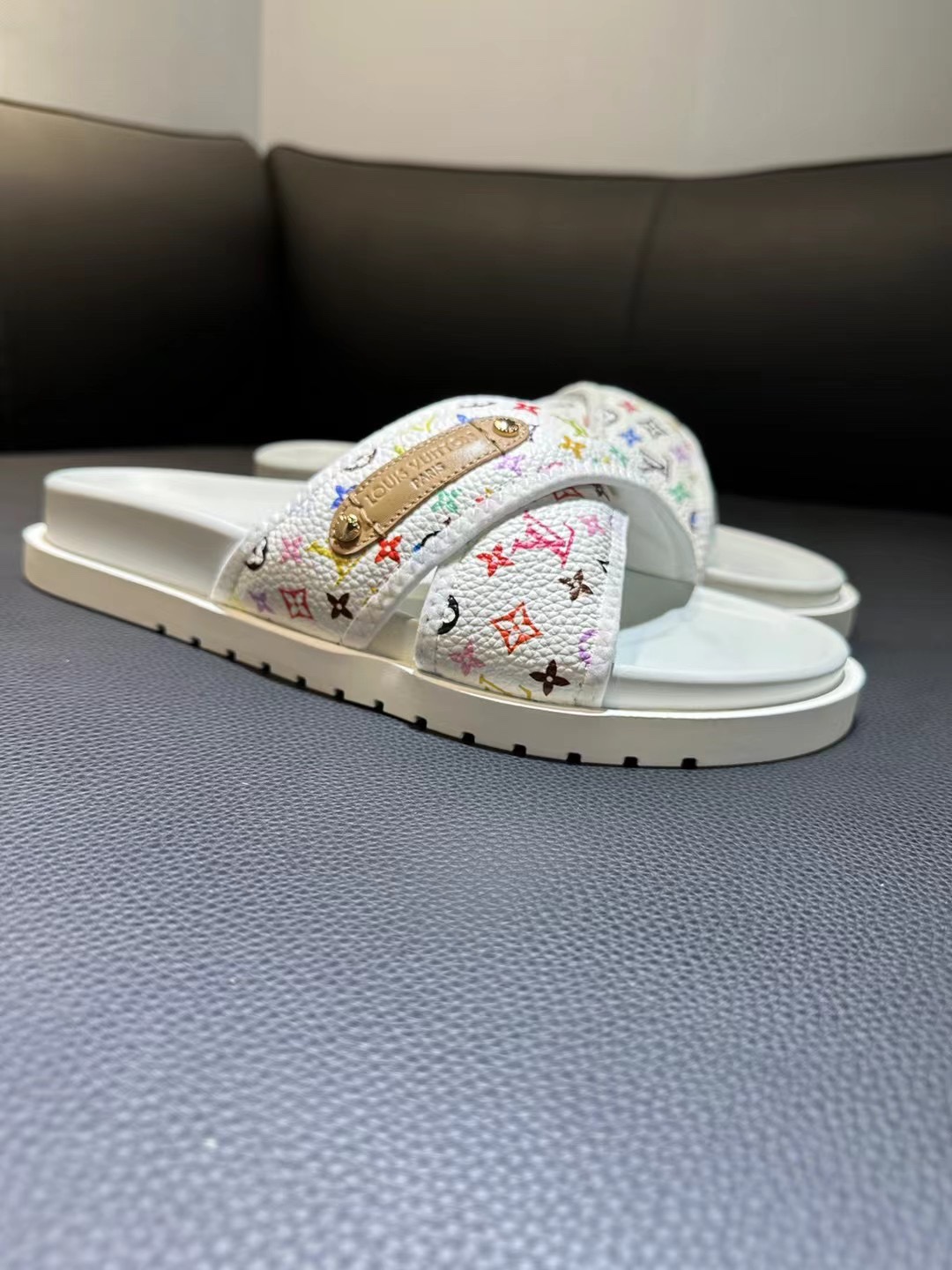 [flores viejas] 𝐋𝐨𝐮𝐢𝐬 𝐕𝐮𝐢𝐭 𝐭𝐨𝐧 Louis Vuitton Nuevas sandalias en relieve zapatillas Llen
