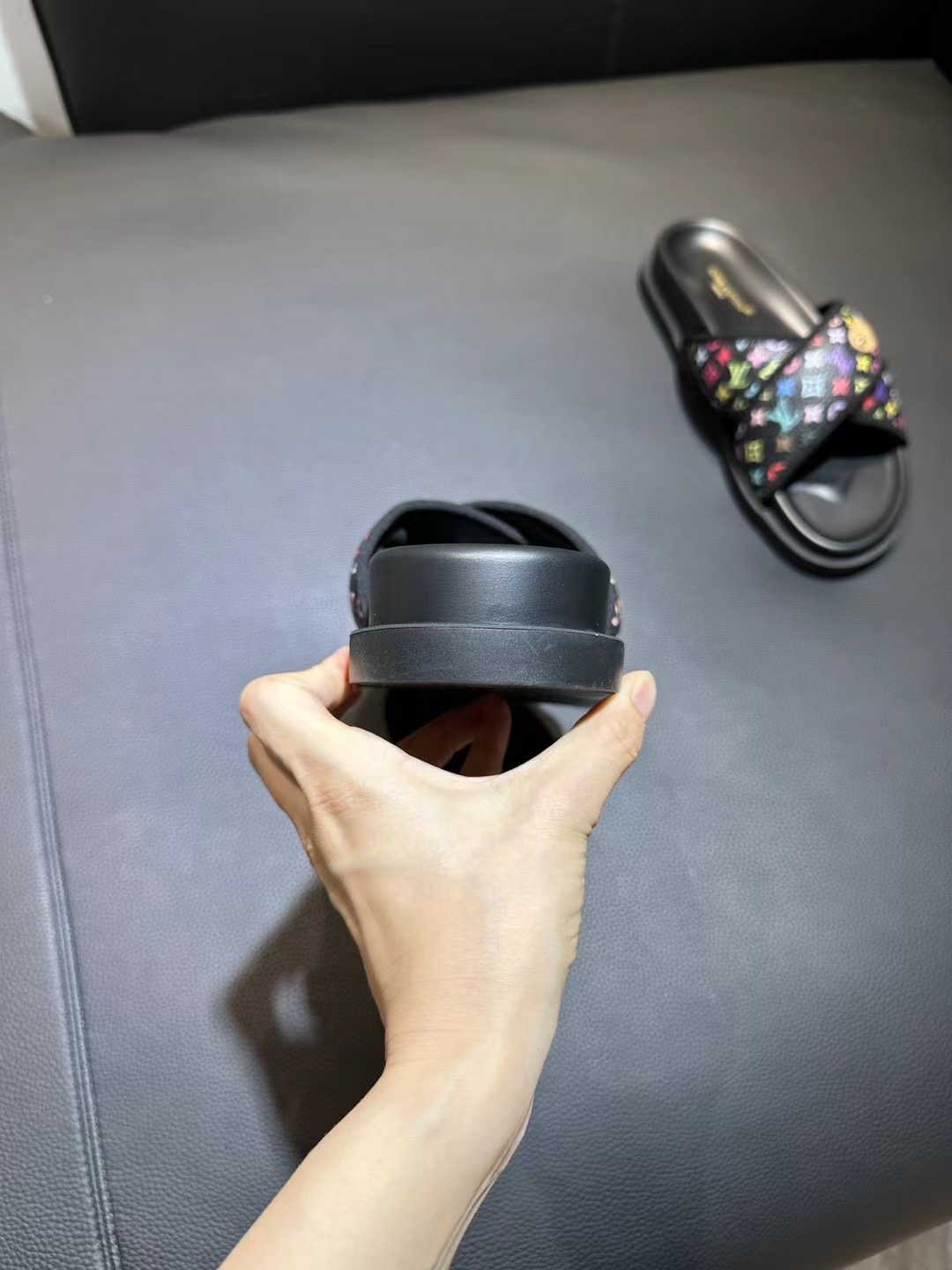 [flores viejas] 𝐋𝐨𝐮𝐢𝐬 𝐕𝐮𝐢𝐭 𝐭𝐨𝐧 Louis Vuitton Nuevas sandalias en relieve zapatillas Llen