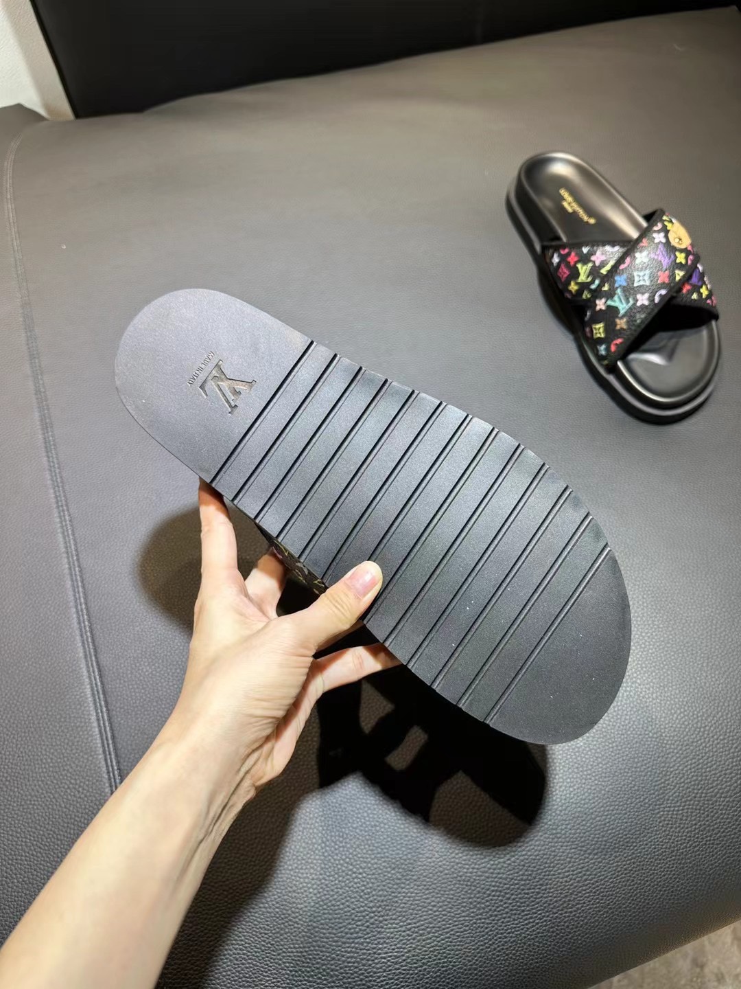 [flores viejas] 𝐋𝐨𝐮𝐢𝐬 𝐕𝐮𝐢𝐭 𝐭𝐨𝐧 Louis Vuitton Nuevas sandalias en relieve zapatillas Llen