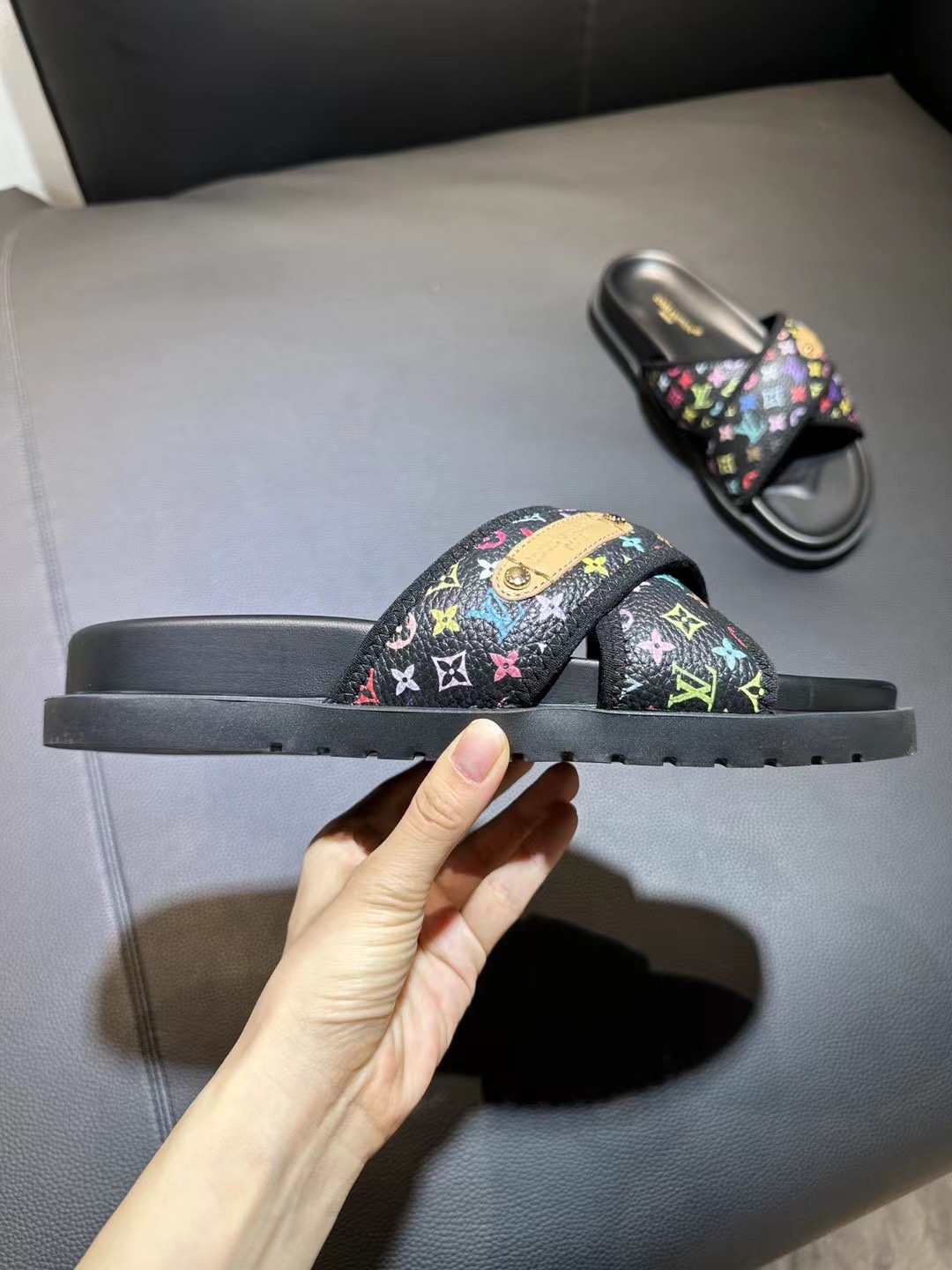 [flores viejas] 𝐋𝐨𝐮𝐢𝐬 𝐕𝐮𝐢𝐭 𝐭𝐨𝐧 Louis Vuitton Nuevas sandalias en relieve zapatillas Llen