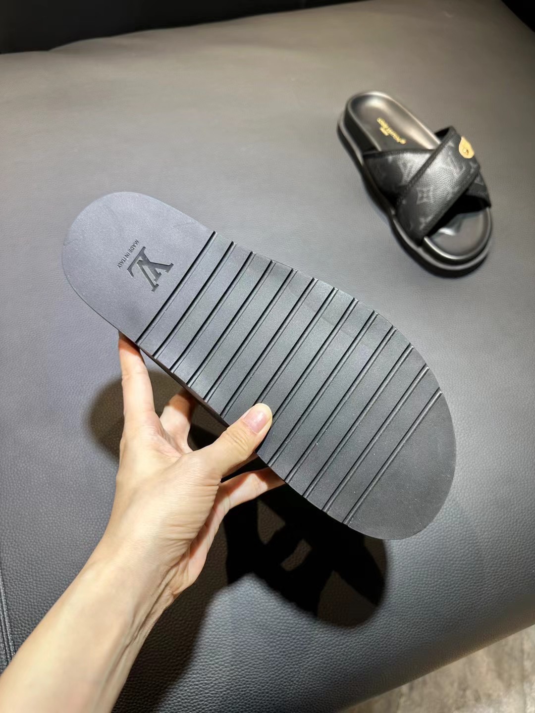 [flores viejas] 𝐋𝐨𝐮𝐢𝐬 𝐕𝐮𝐢𝐭 𝐭𝐨𝐧 Louis Vuitton Nuevas sandalias en relieve zapatillas Llen