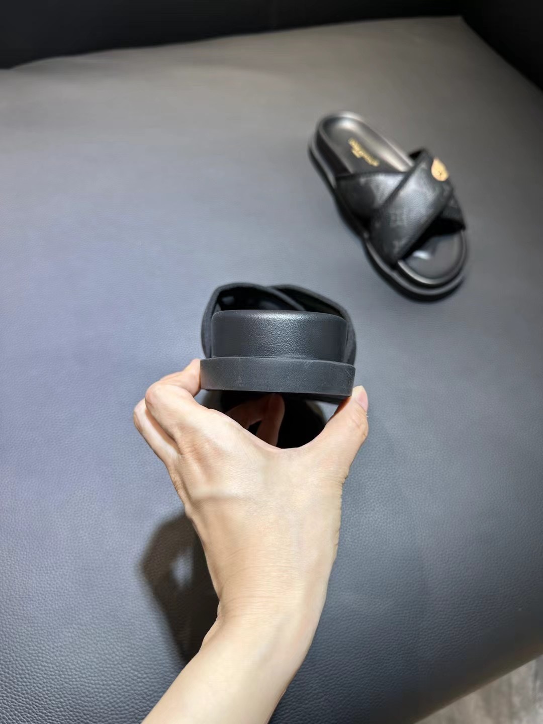 [flores viejas] 𝐋𝐨𝐮𝐢𝐬 𝐕𝐮𝐢𝐭 𝐭𝐨𝐧 Louis Vuitton Nuevas sandalias en relieve zapatillas Llen