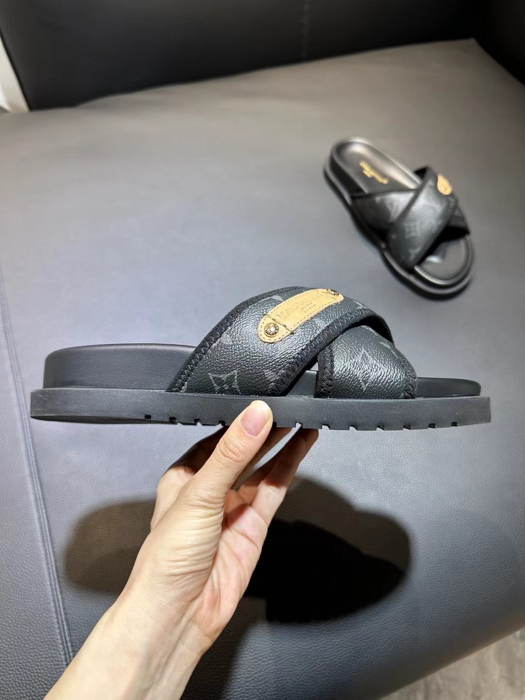 [flores viejas] 𝐋𝐨𝐮𝐢𝐬 𝐕𝐮𝐢𝐭 𝐭𝐨𝐧 Louis Vuitton Nuevas sandalias en relieve zapatillas Llen